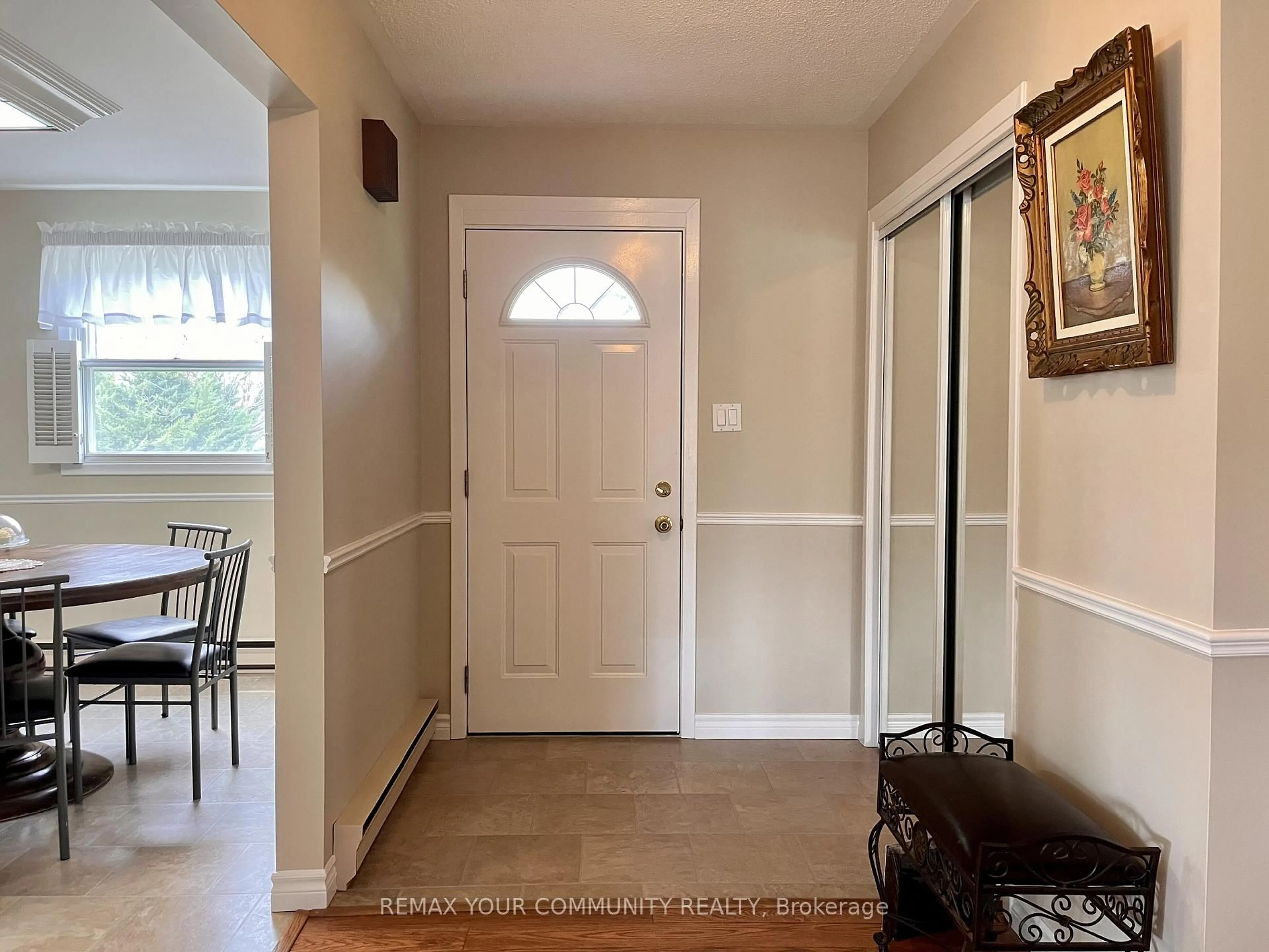 Indoor entryway for 37 Canal St, Georgina Ontario L4P 1K6