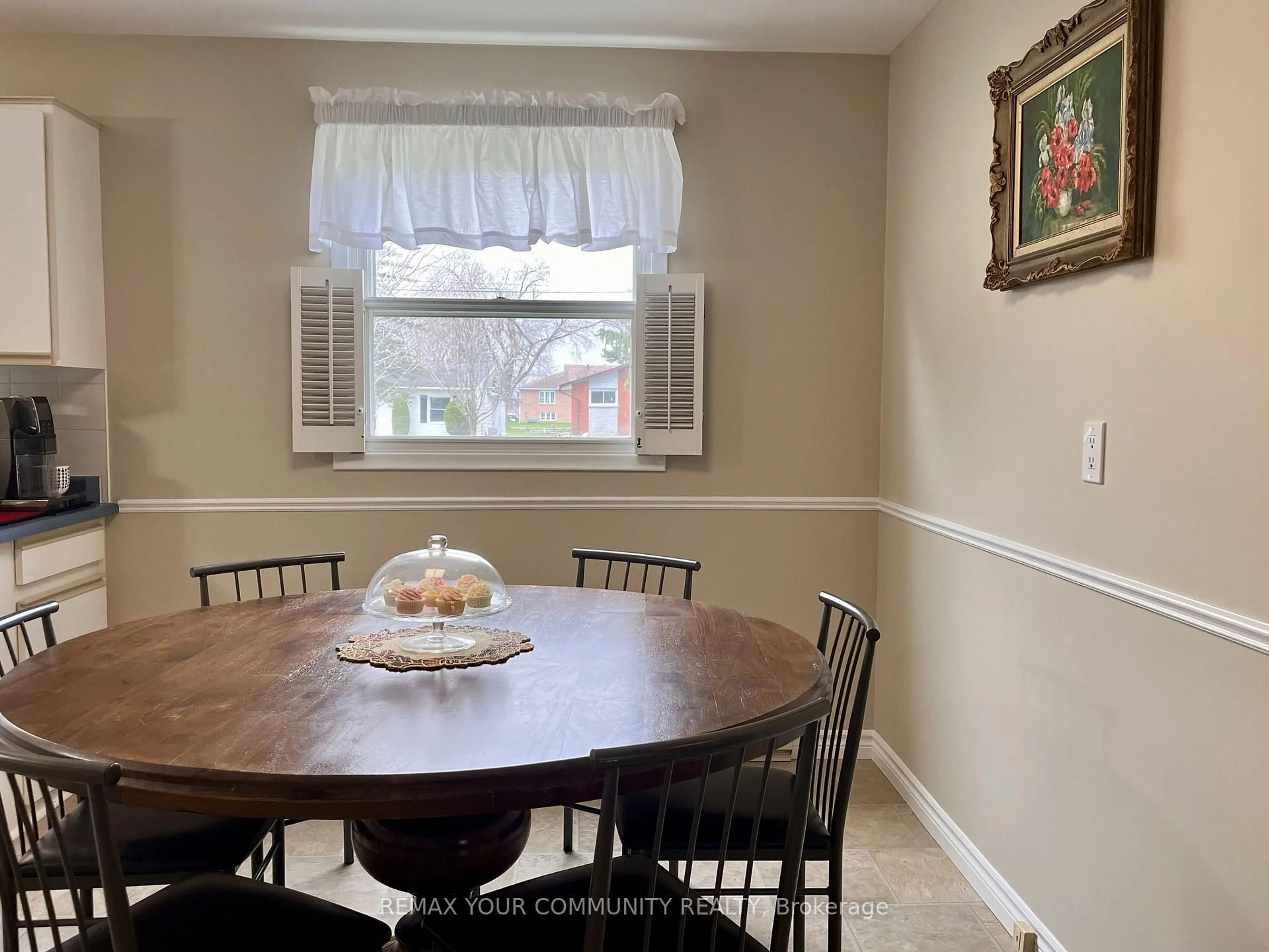 Dining room, wood/laminate floor for 37 Canal St, Georgina Ontario L4P 1K6