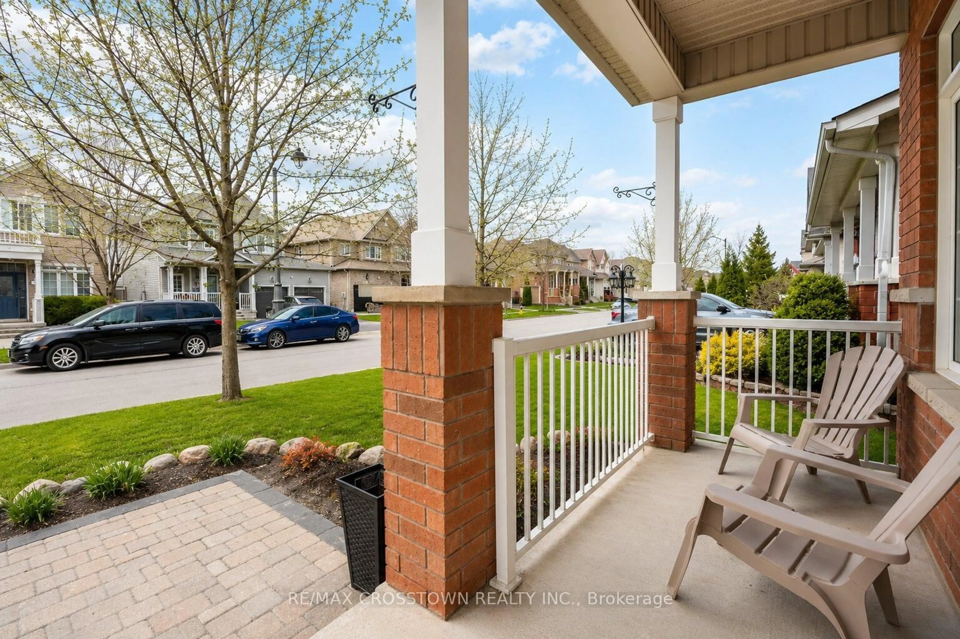 Patio, street for 11 Lundigan Dr, Georgina Ontario L4P 0C3