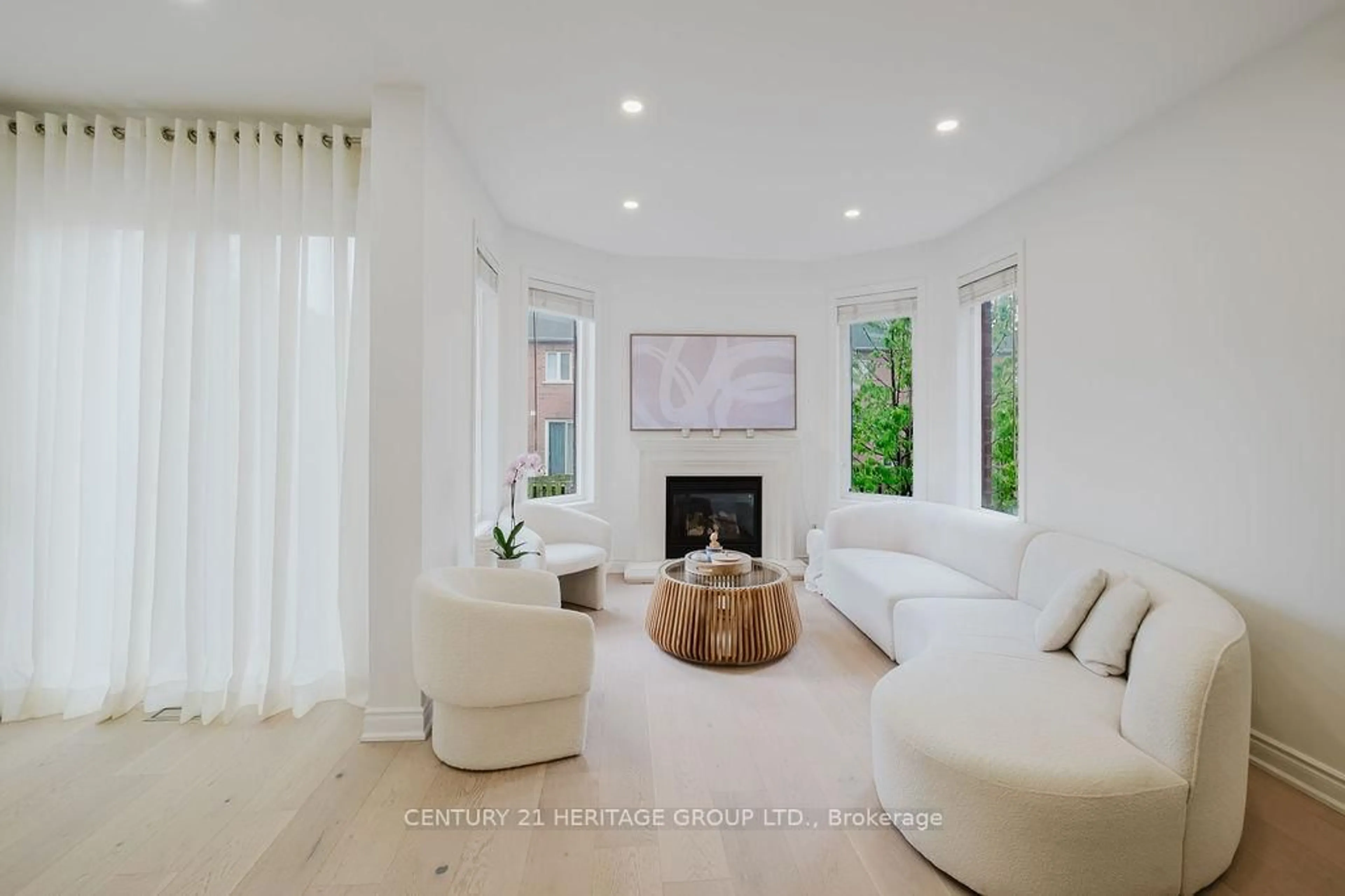 Living room with furniture, unknown for 21 Thistle Ave, Richmond Hill Ontario L4E 0B7