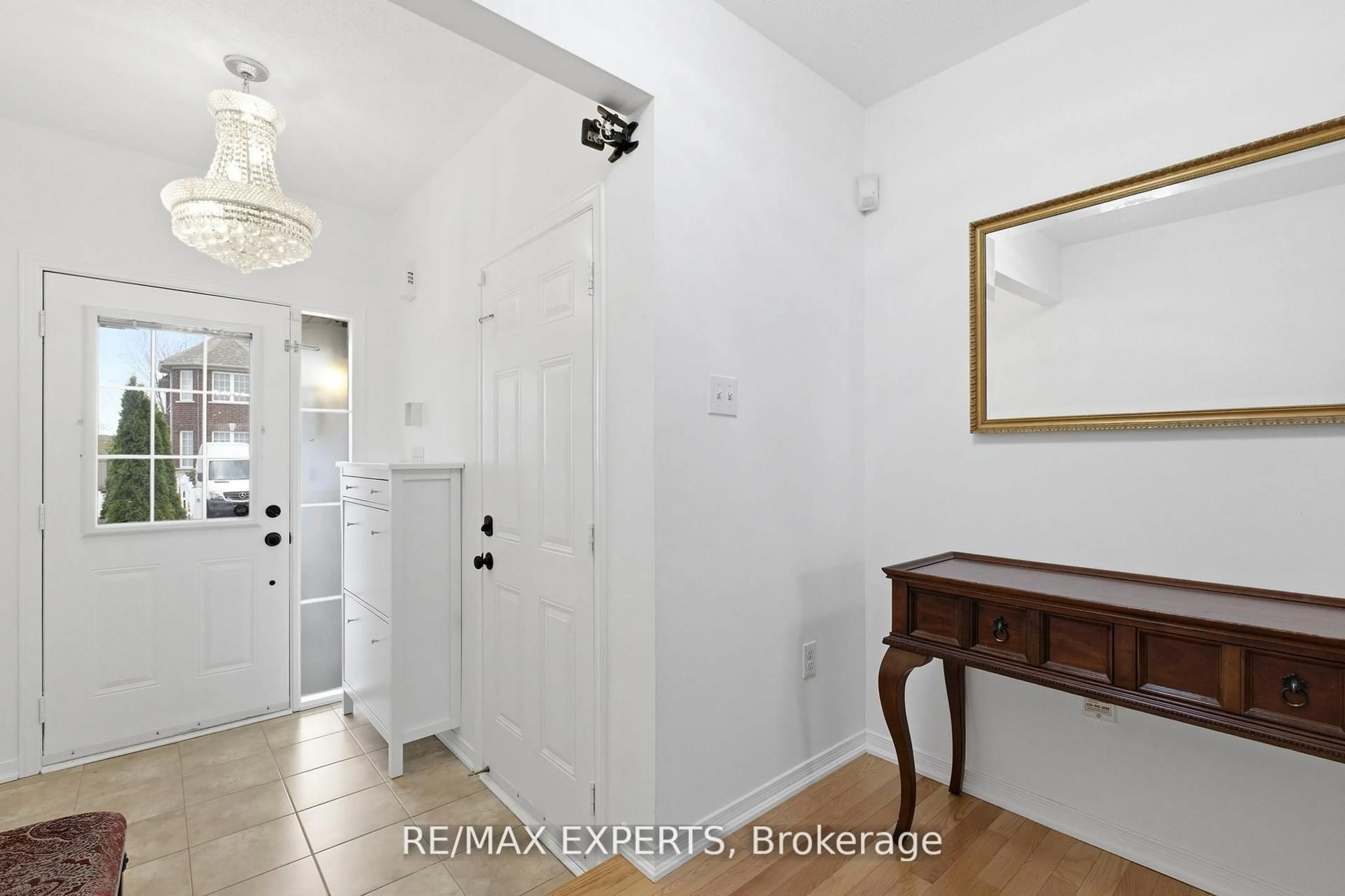 Indoor entryway for 117 Revelstoke Cres, Richmond Hill Ontario L4B 4T5