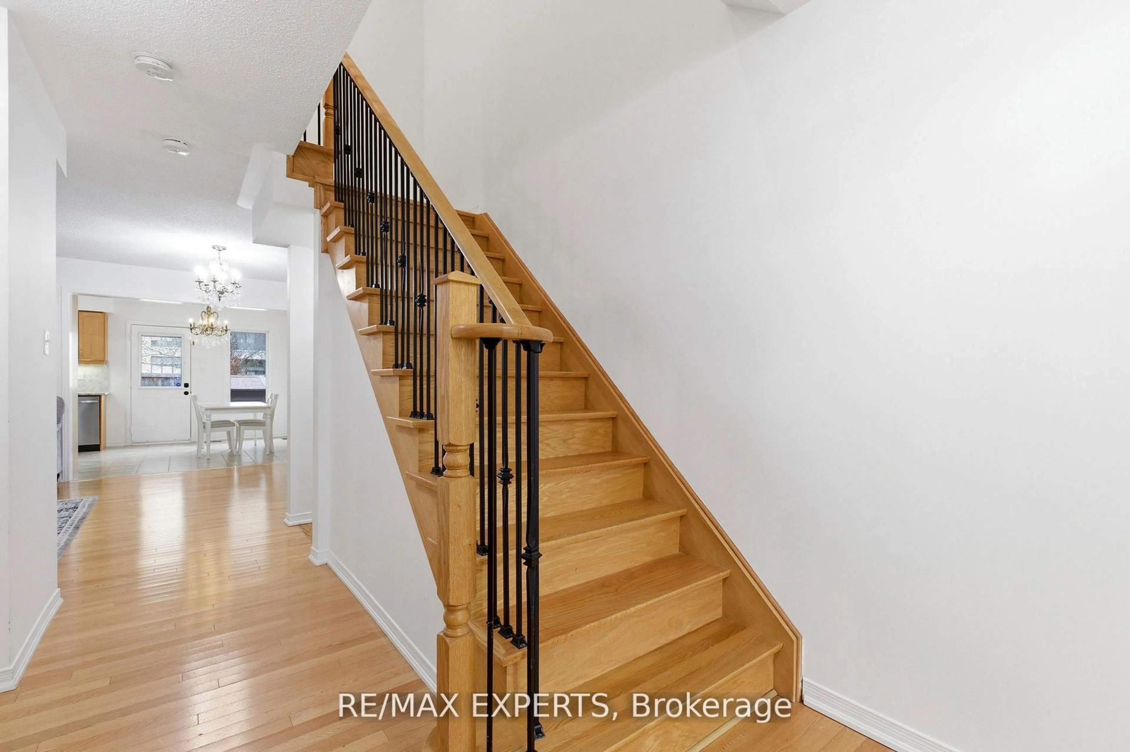 Stairs for 117 Revelstoke Cres, Richmond Hill Ontario L4B 4T5