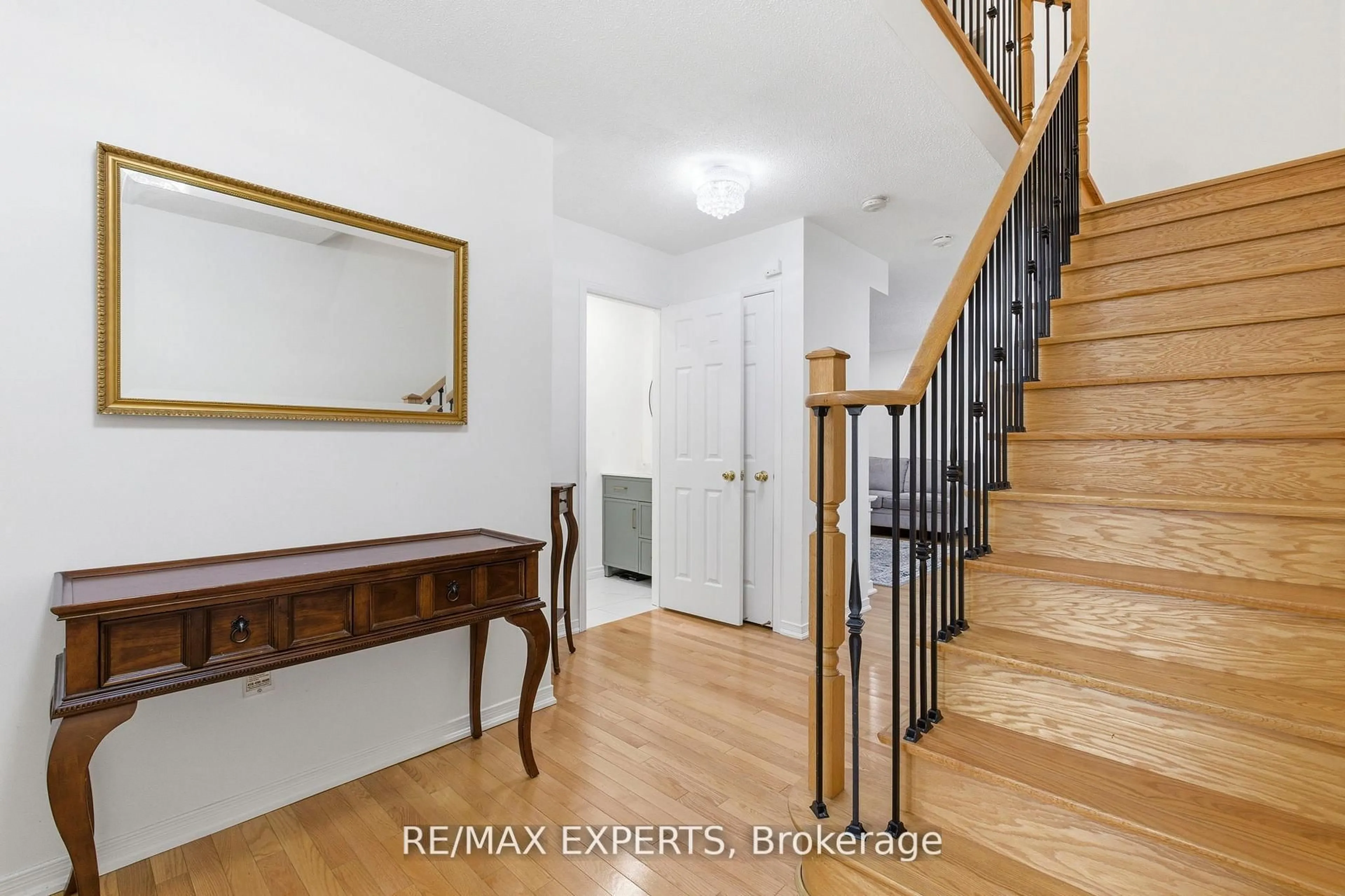 Indoor entryway for 117 Revelstoke Cres, Richmond Hill Ontario L4B 4T5