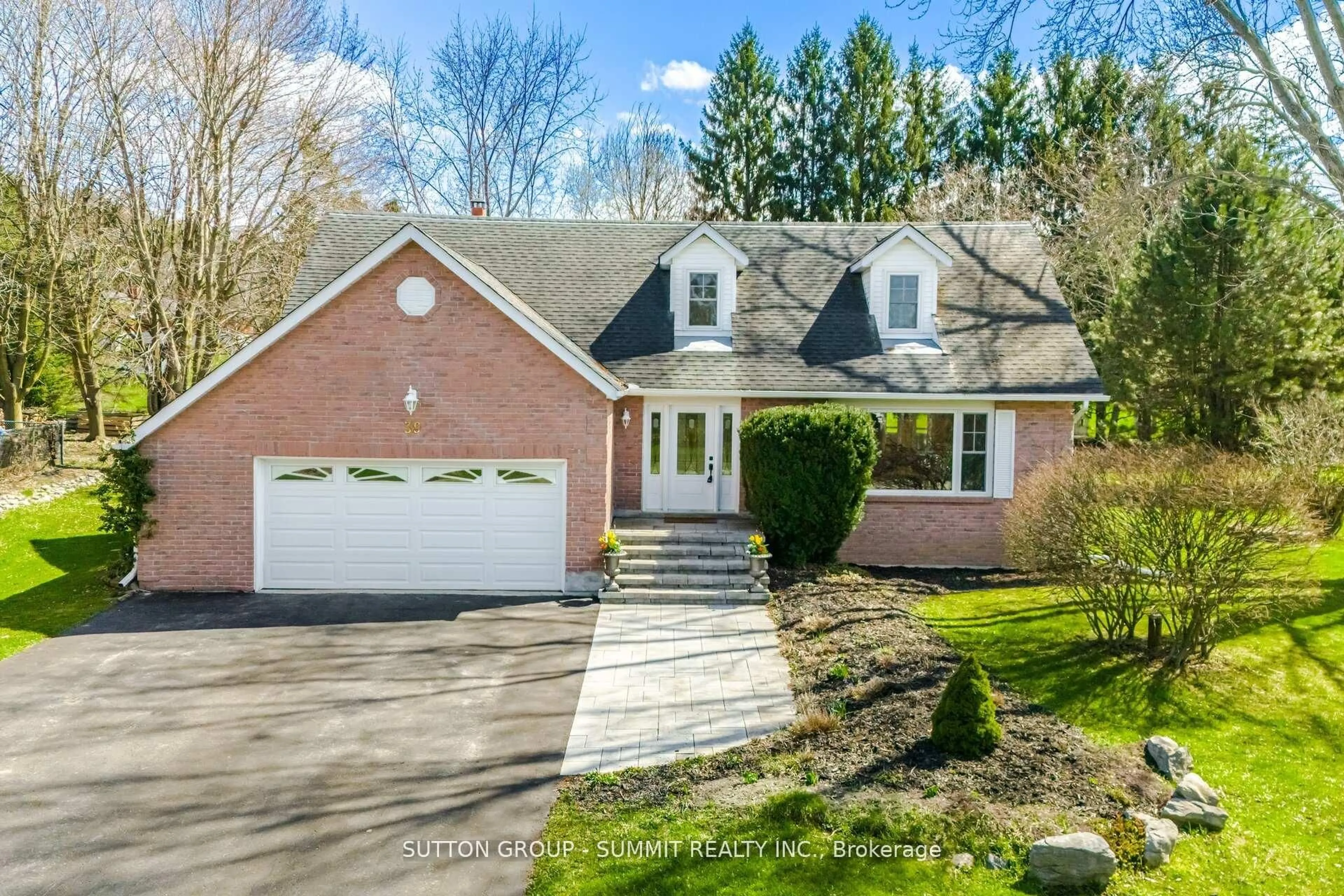 A pic from outside/outdoor area/front of a property/back of a property/a pic from drone, street for 39 Cutting Cres, King Ontario L7B 0E6