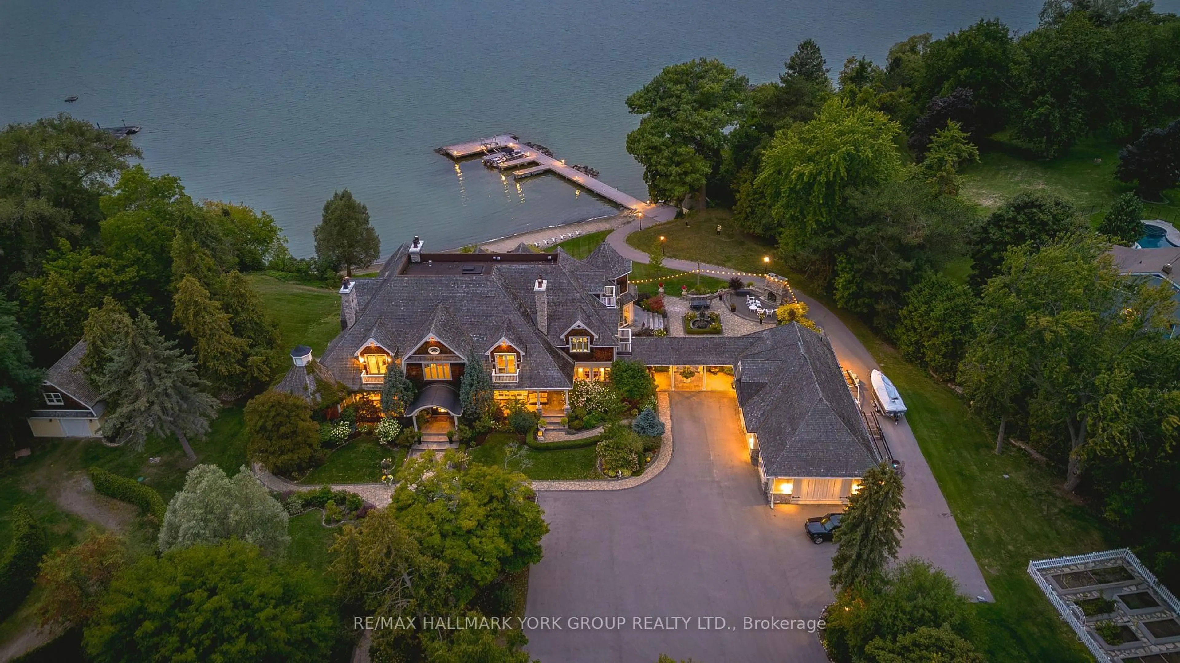 A pic from outside/outdoor area/front of a property/back of a property/a pic from drone, water/lake/river/ocean view for 736 Lake Dr, Georgina Ontario L4P 3C8