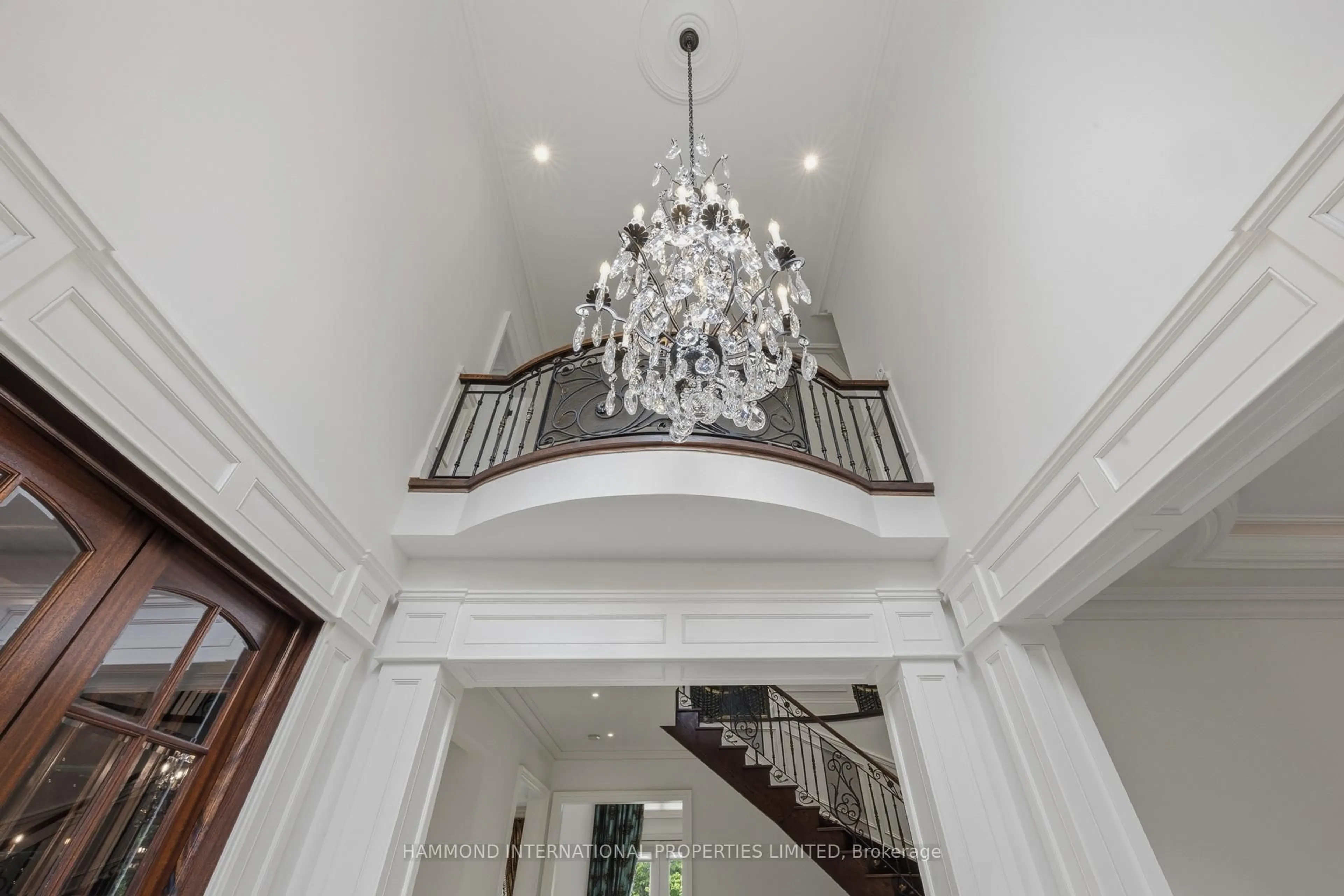 Indoor foyer for 40 Maryvale Cres, Richmond Hill Ontario L4C 6P8