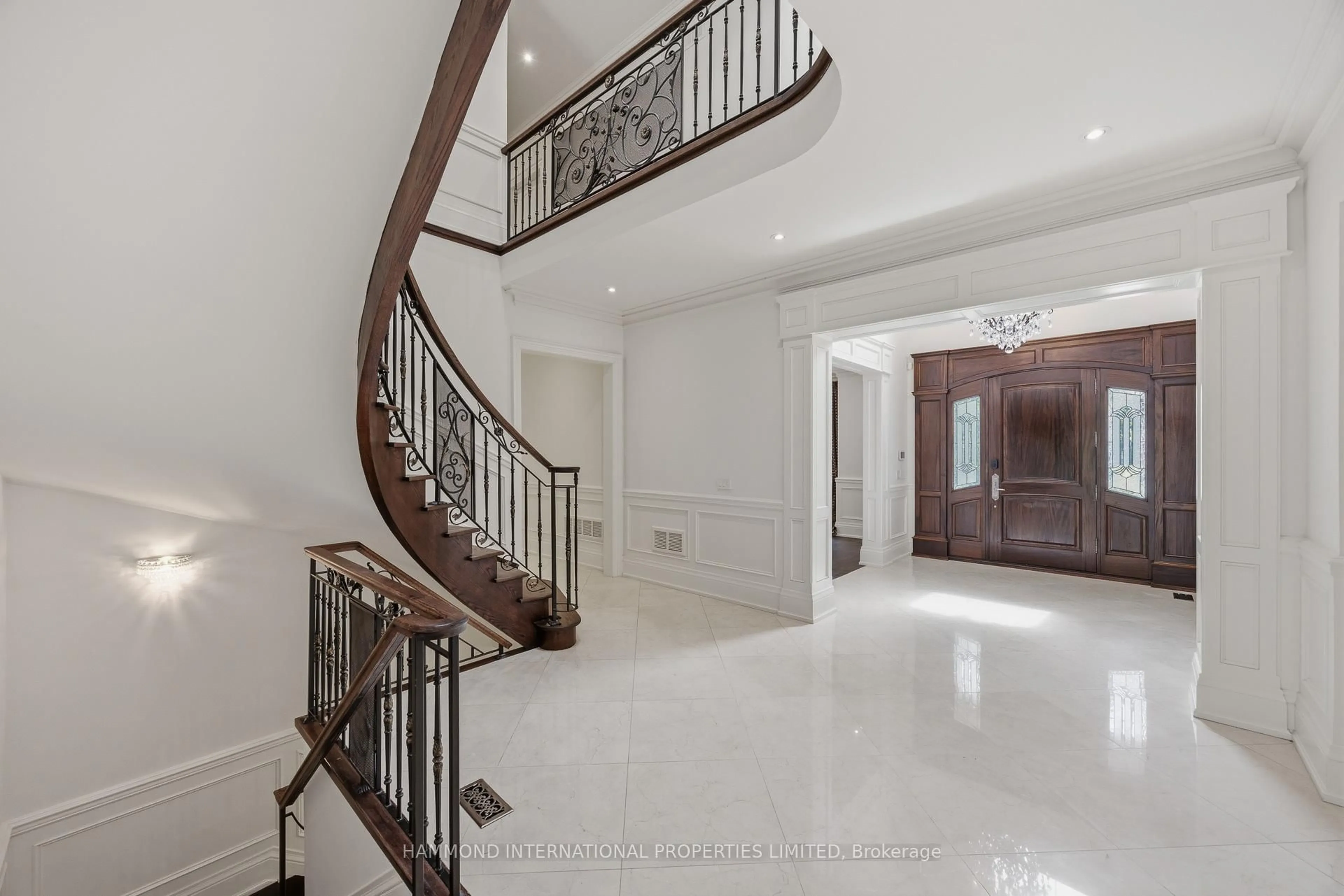 Indoor foyer for 40 Maryvale Cres, Richmond Hill Ontario L4C 6P8