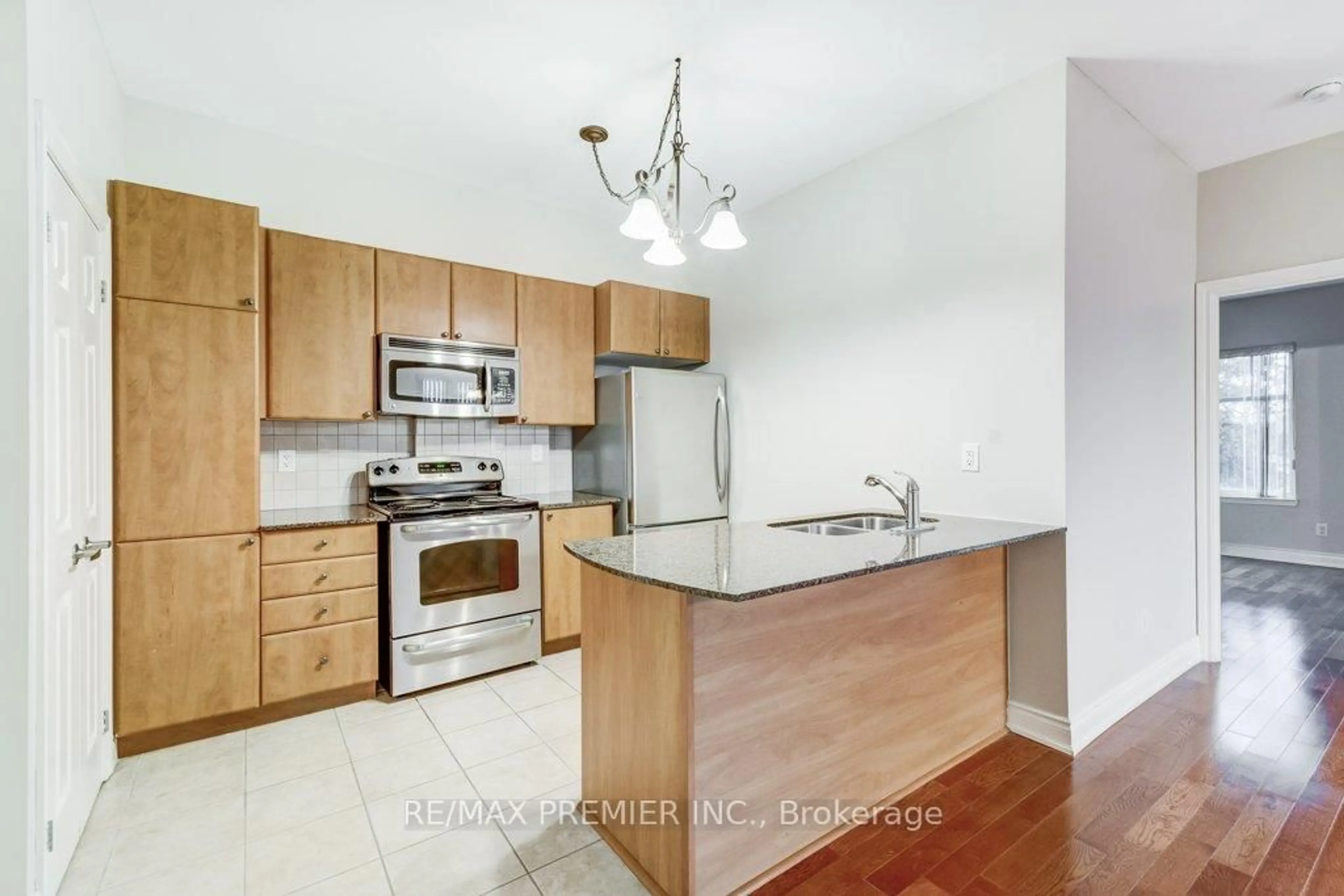 Standard kitchen, unknown for 10211 Keele St #209, Vaughan Ontario L6A 4R7