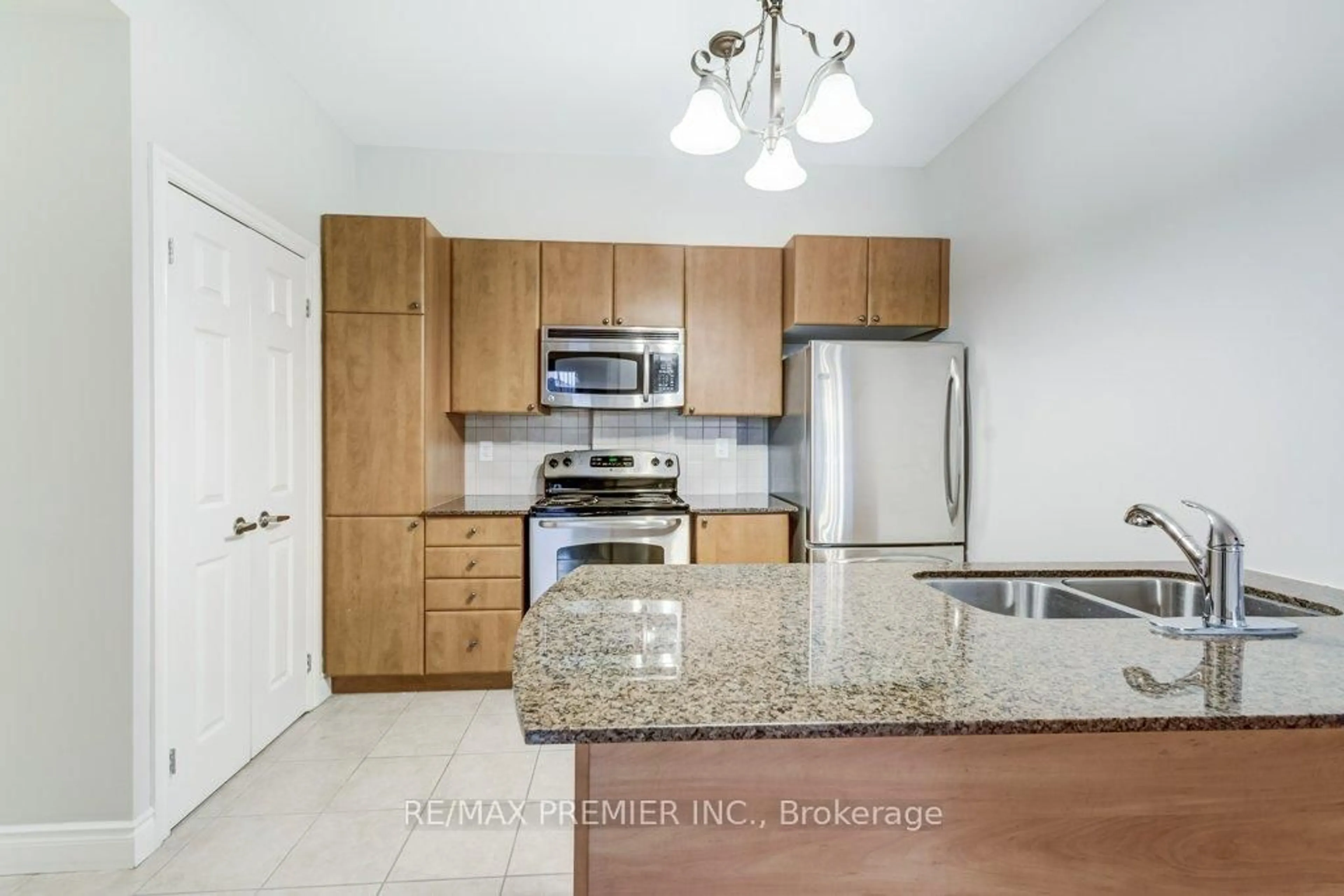 Standard kitchen, unknown for 10211 Keele St #209, Vaughan Ontario L6A 4R7