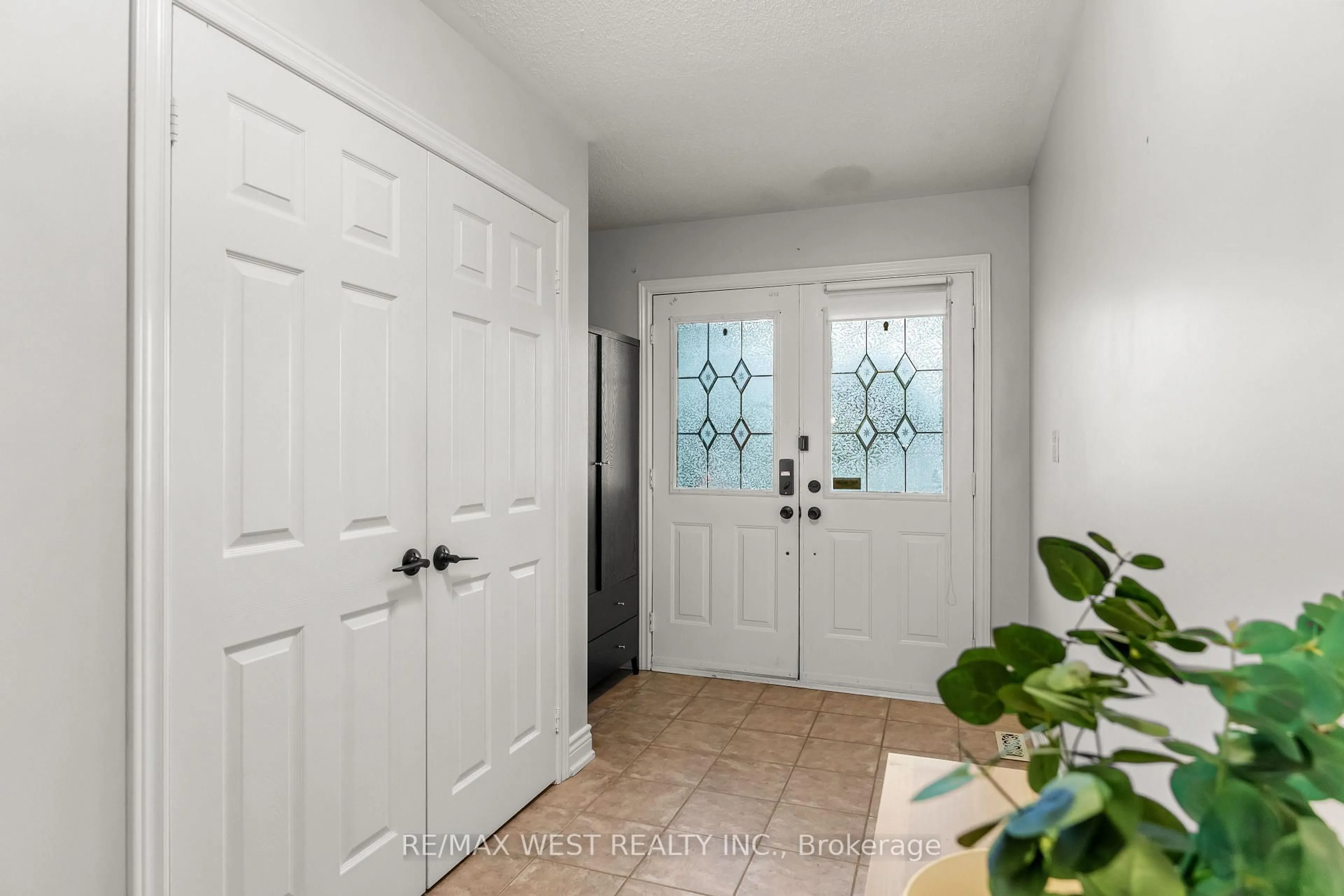 Indoor entryway for 284 Monte Carlo Dr, Vaughan Ontario L4H 1R2