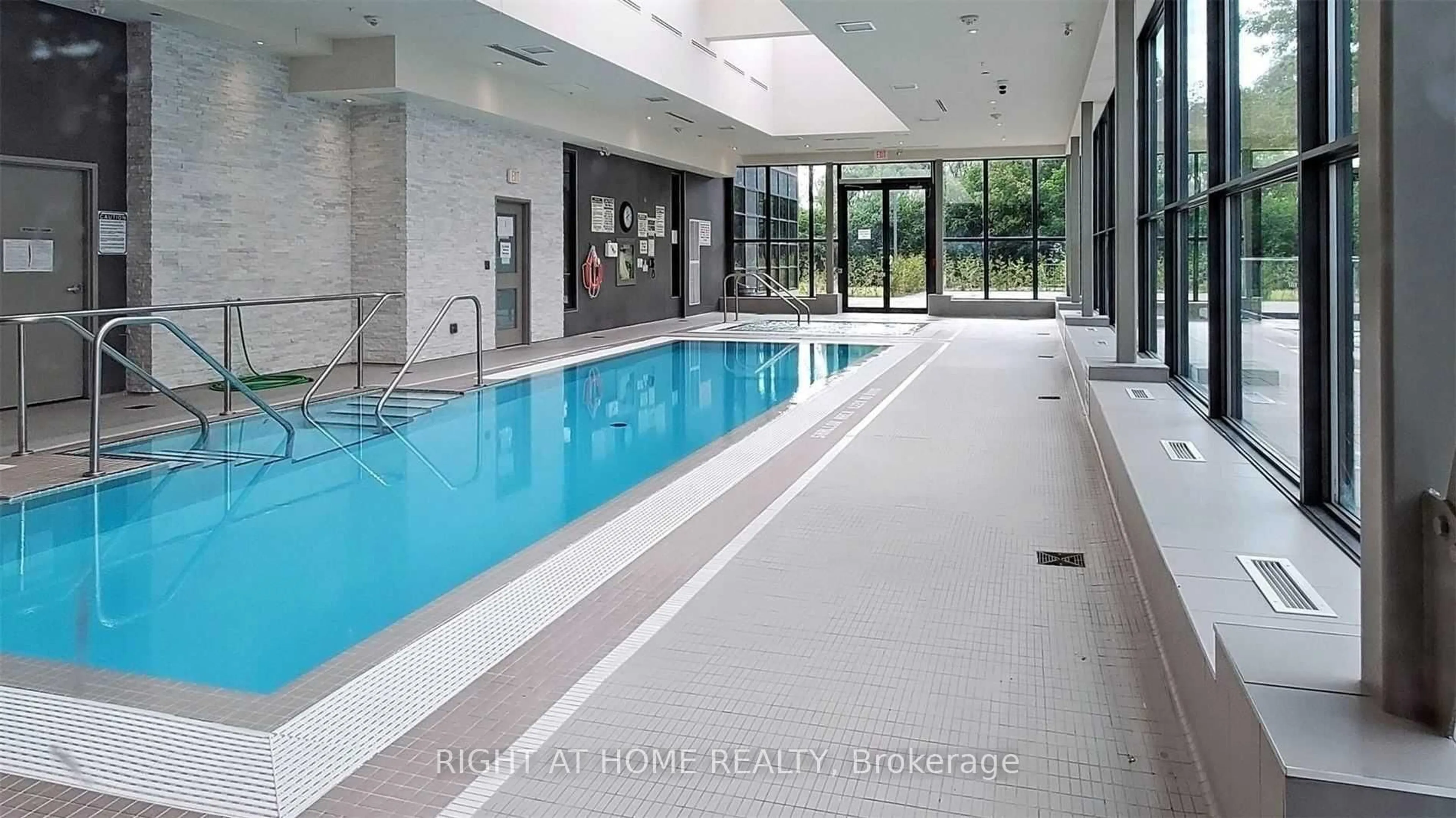 Pool for 9816 Yonge St #1010, Richmond Hill Ontario L4C 0X5