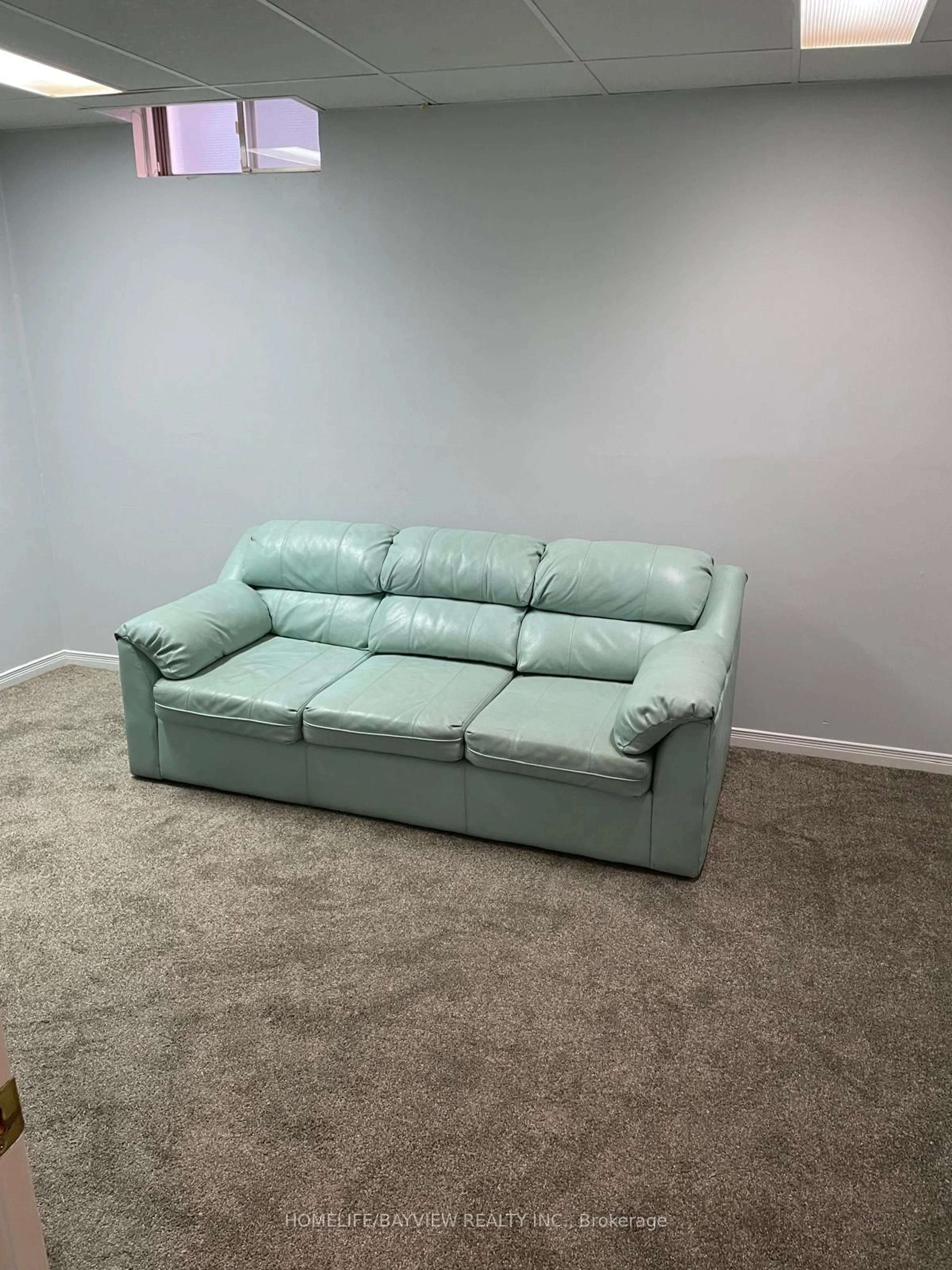 Living room with furniture, carpet floor for 128 Heathwood Heights Dr, Aurora Ontario L4G 4W1