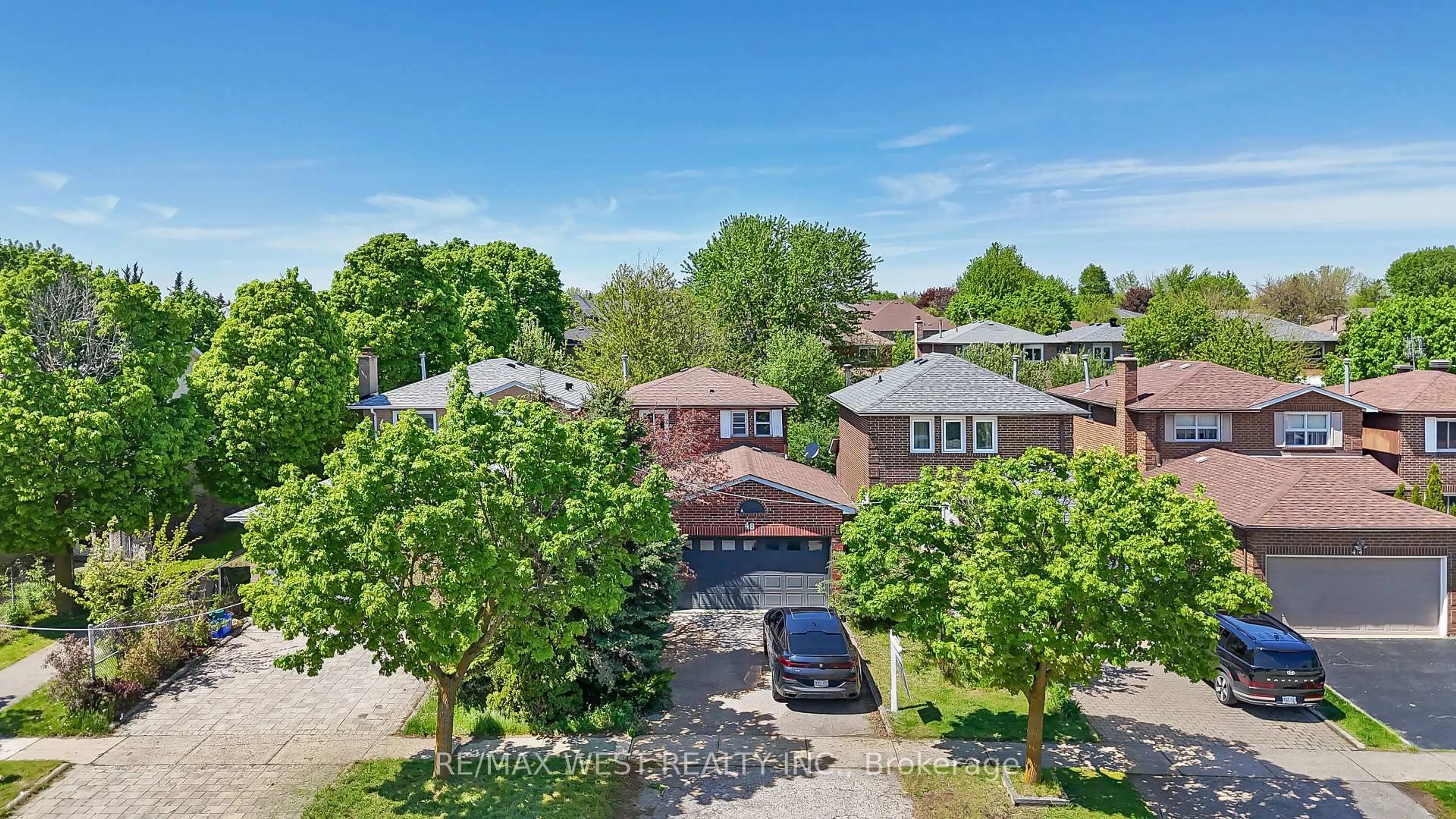 A pic from outside/outdoor area/front of a property/back of a property/a pic from drone, street for 48 Gray Cres, Richmond Hill Ontario L4C 5V5