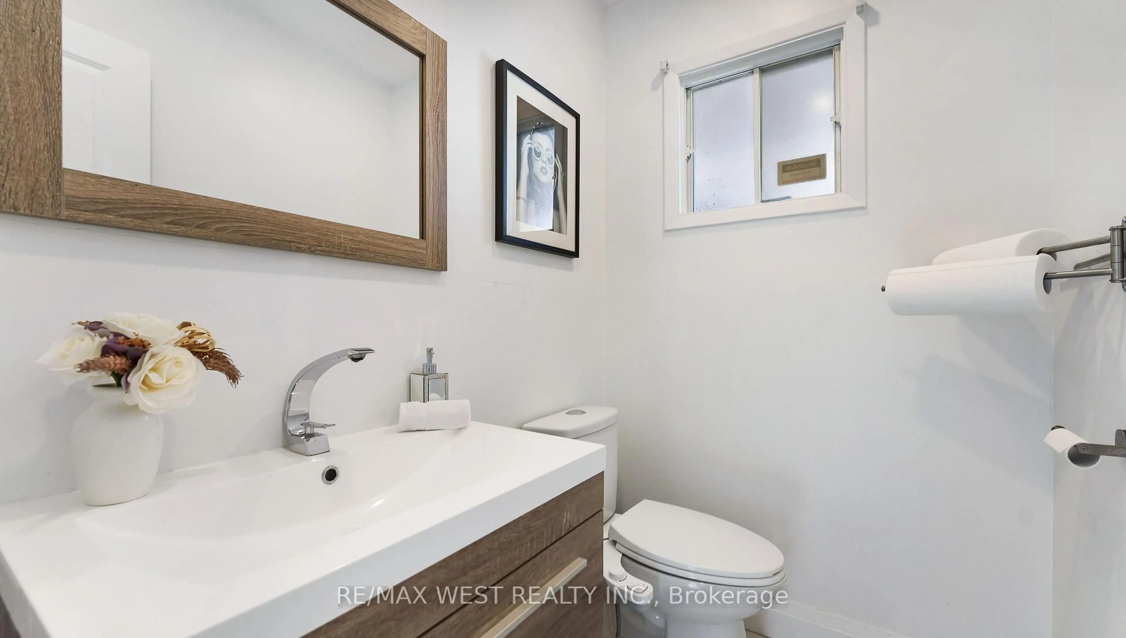 Standard bathroom, ceramic/tile floor for 48 Gray Cres, Richmond Hill Ontario L4C 5V5