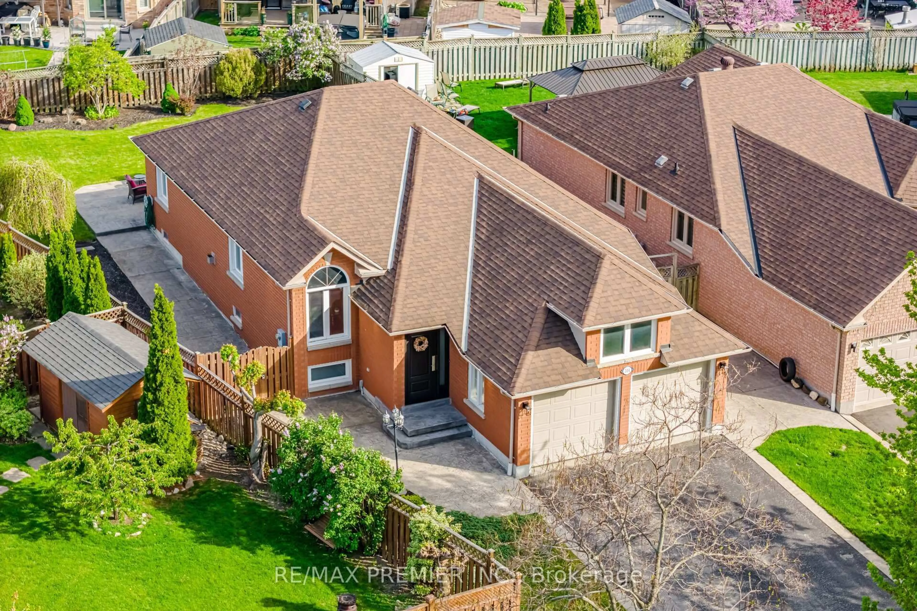 A pic from outside/outdoor area/front of a property/back of a property/a pic from drone, street for 104 Cresswell Ave, Vaughan Ontario L6A 2A1