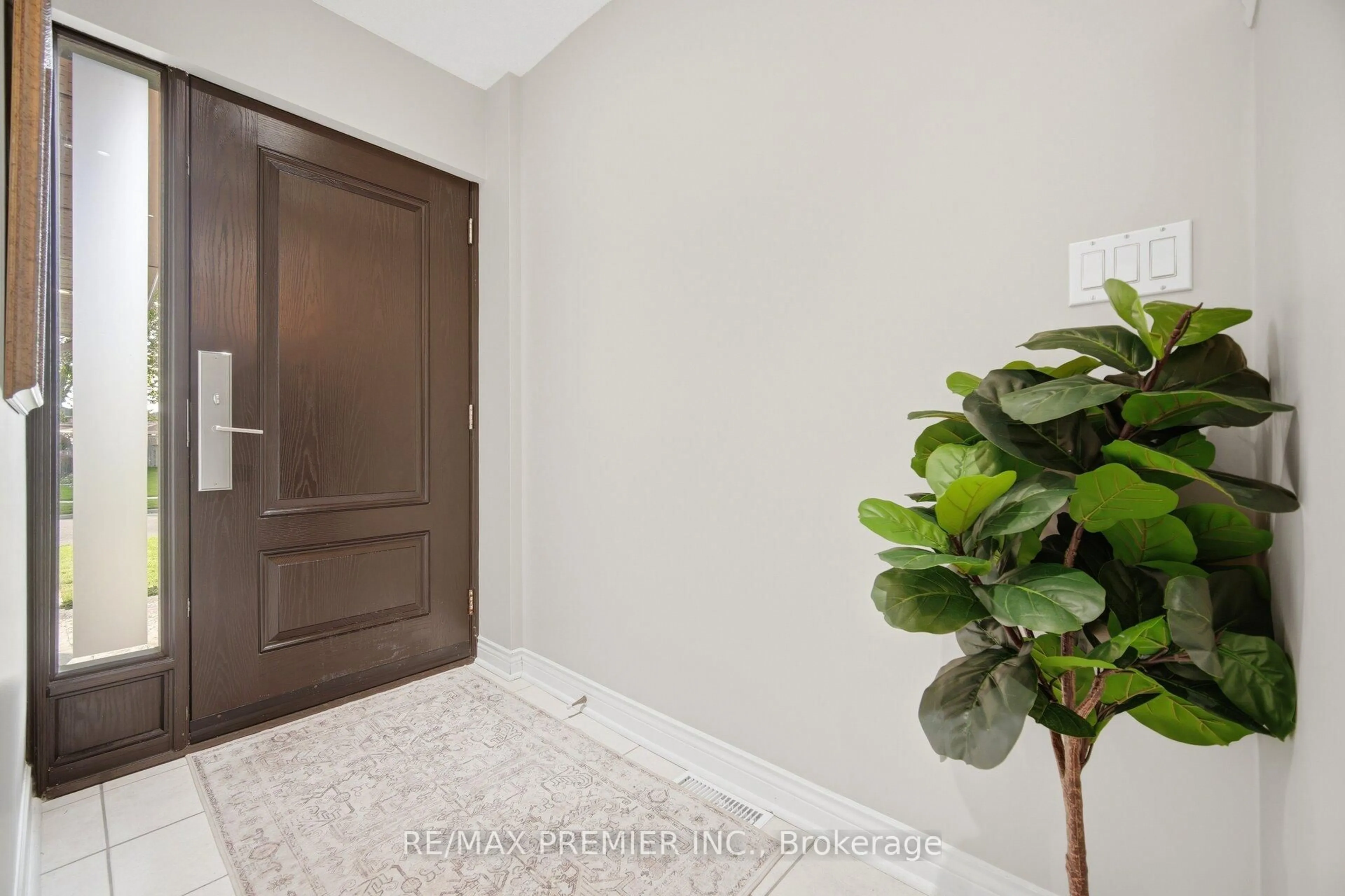 Indoor entryway for 104 Cresswell Ave, Vaughan Ontario L6A 2A1