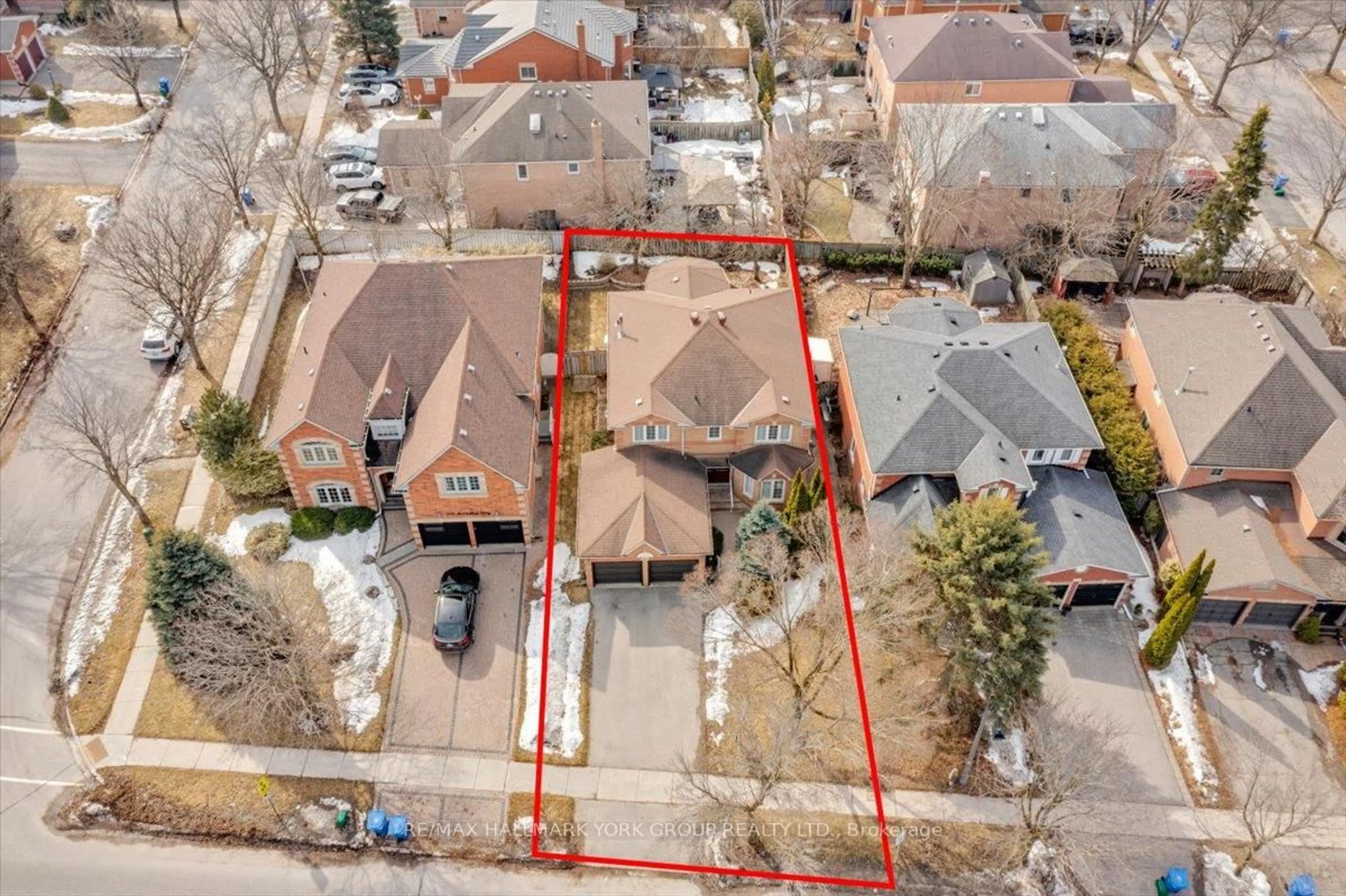 A pic from outside/outdoor area/front of a property/back of a property/a pic from drone, street for 263 McClellan Way, Aurora Ontario L4G 6N9