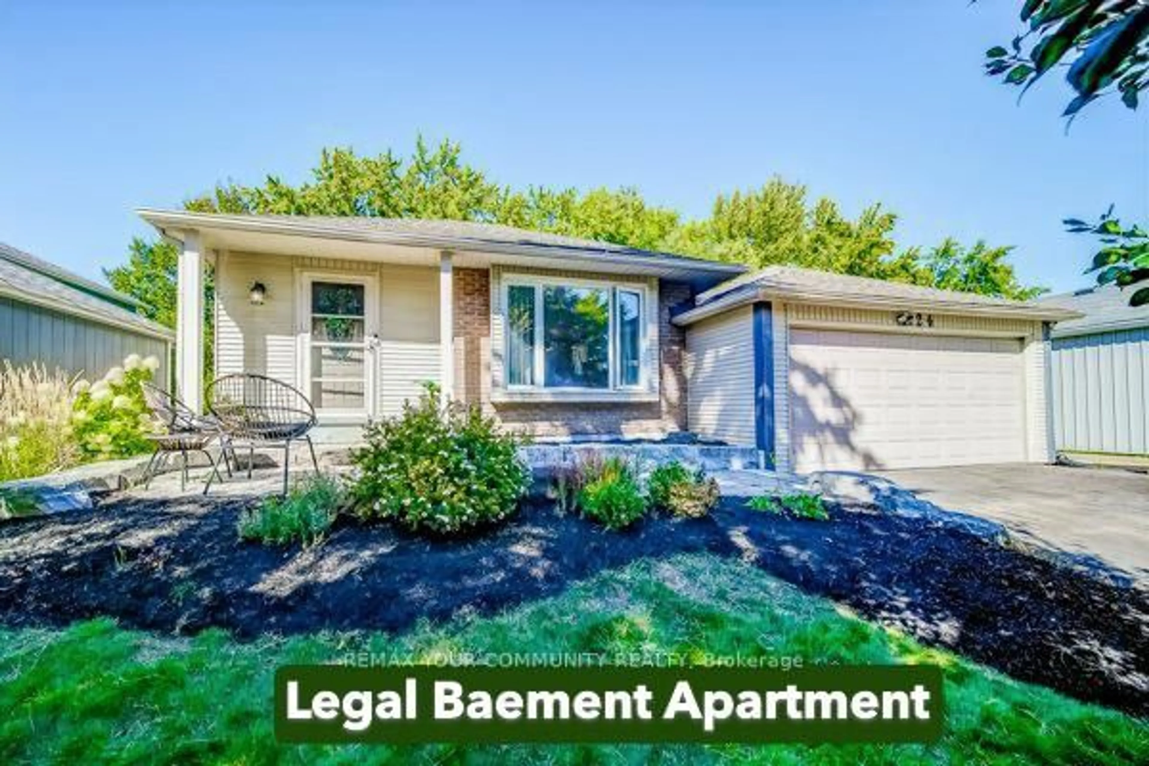 Home with vinyl exterior material, street for 124 Tyson Dr, East Gwillimbury Ontario L0G 1H0