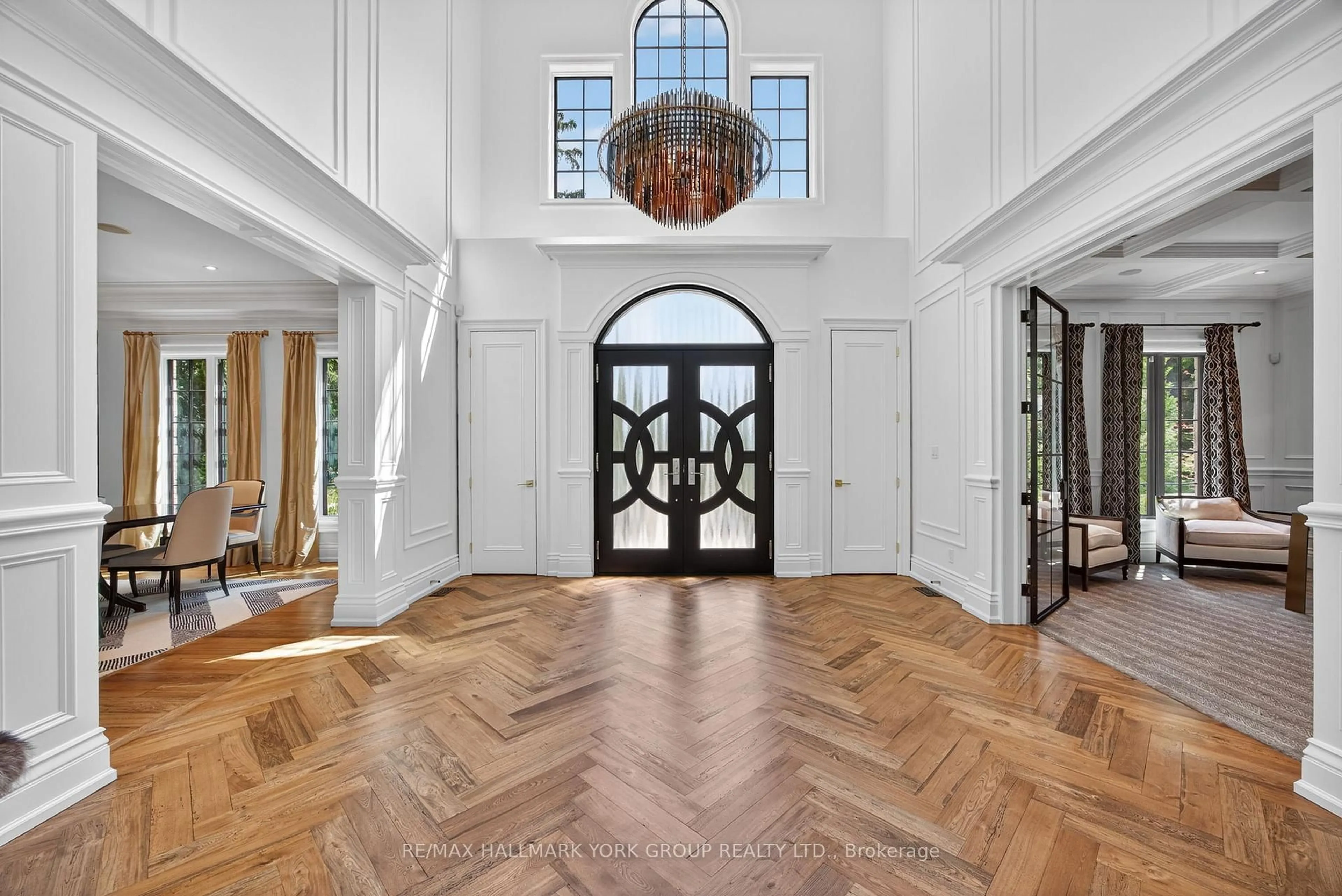Indoor foyer for 108 Kennedy St, Aurora Ontario L4G 2L7
