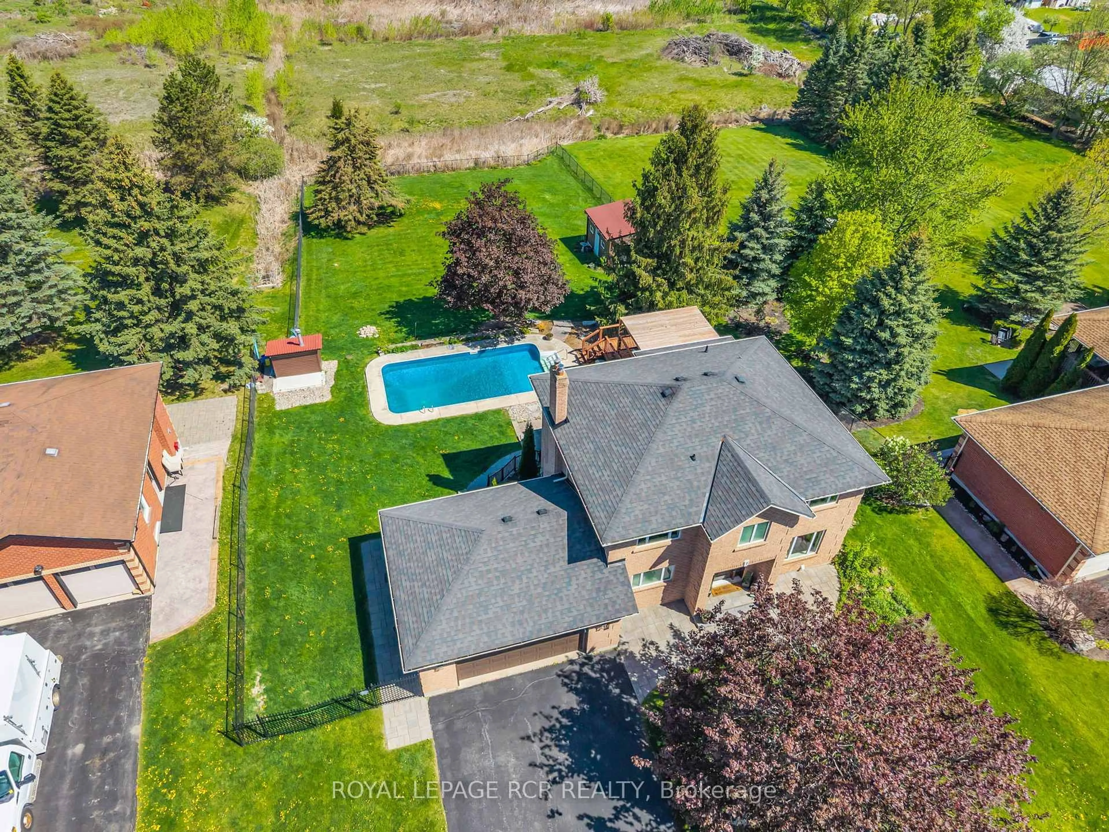 A pic from outside/outdoor area/front of a property/back of a property/a pic from drone, street for 11 Golfview Blvd, Bradford West Gwillimbury Ontario L3Z 3Z1