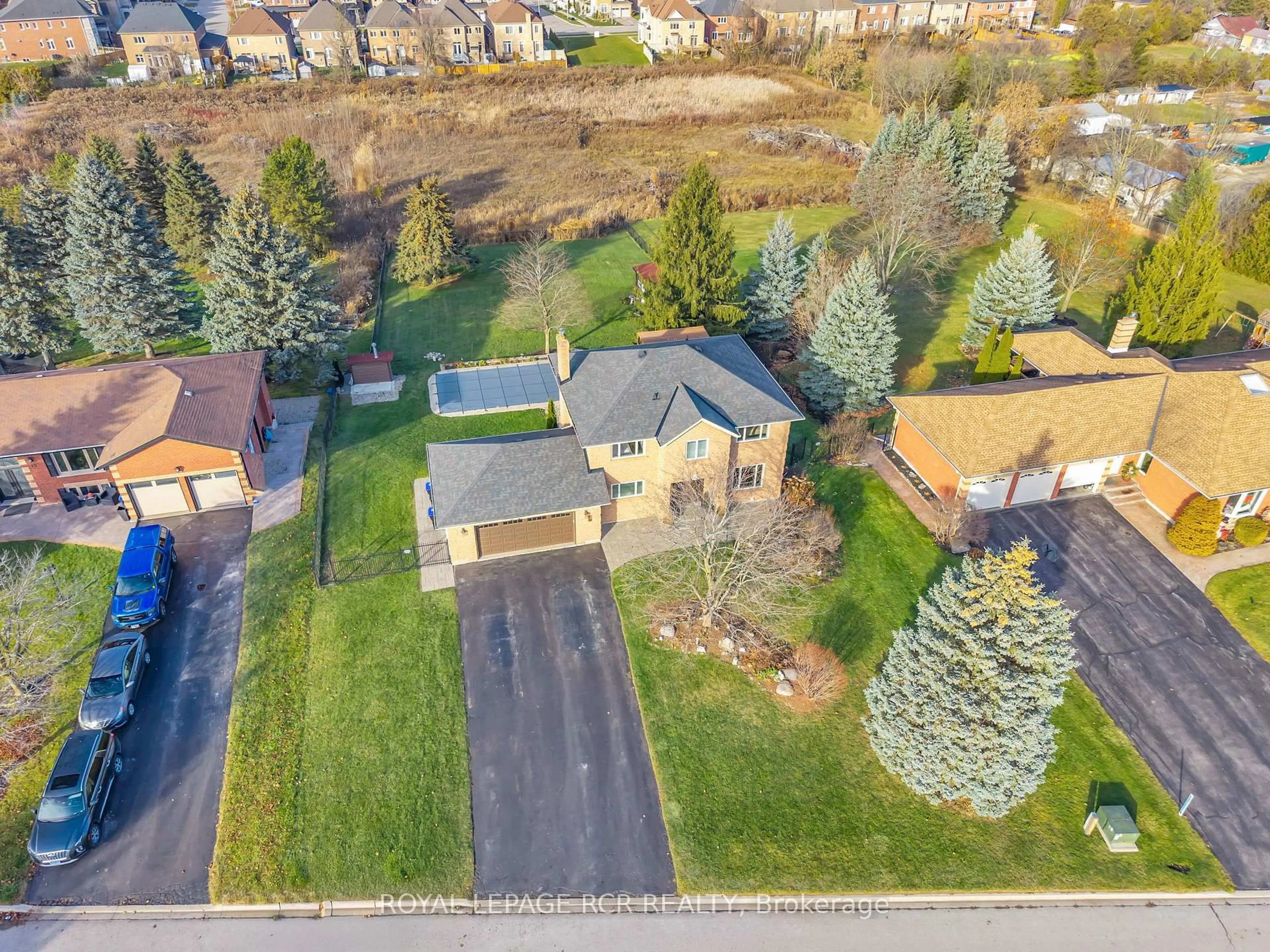 A pic from outside/outdoor area/front of a property/back of a property/a pic from drone, street for 11 Golfview Blvd, Bradford West Gwillimbury Ontario L3Z 3Z1