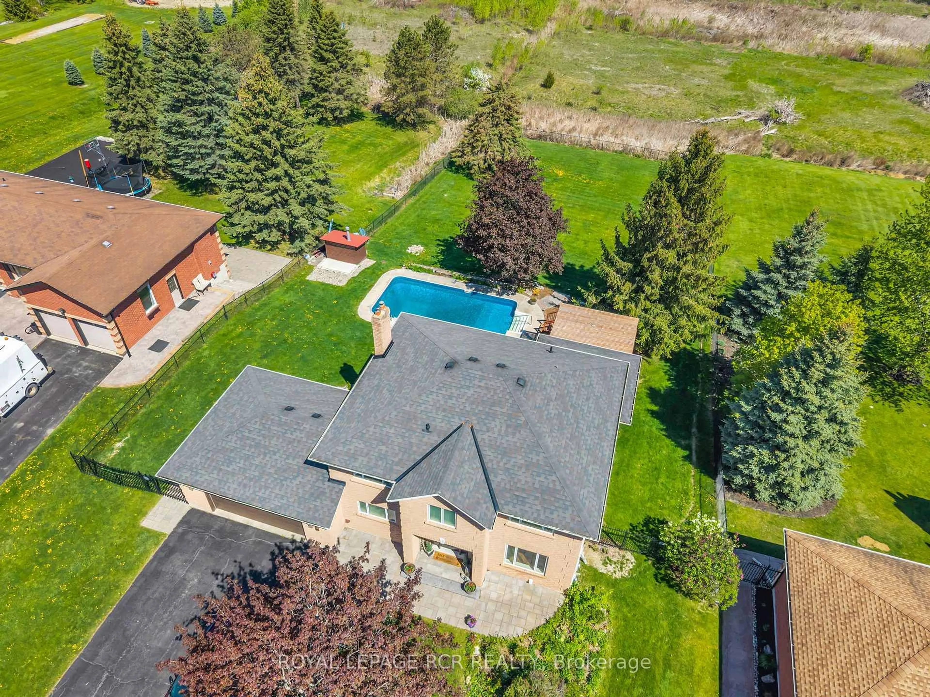 A pic from outside/outdoor area/front of a property/back of a property/a pic from drone, unknown for 11 Golfview Blvd, Bradford West Gwillimbury Ontario L3Z 3Z1