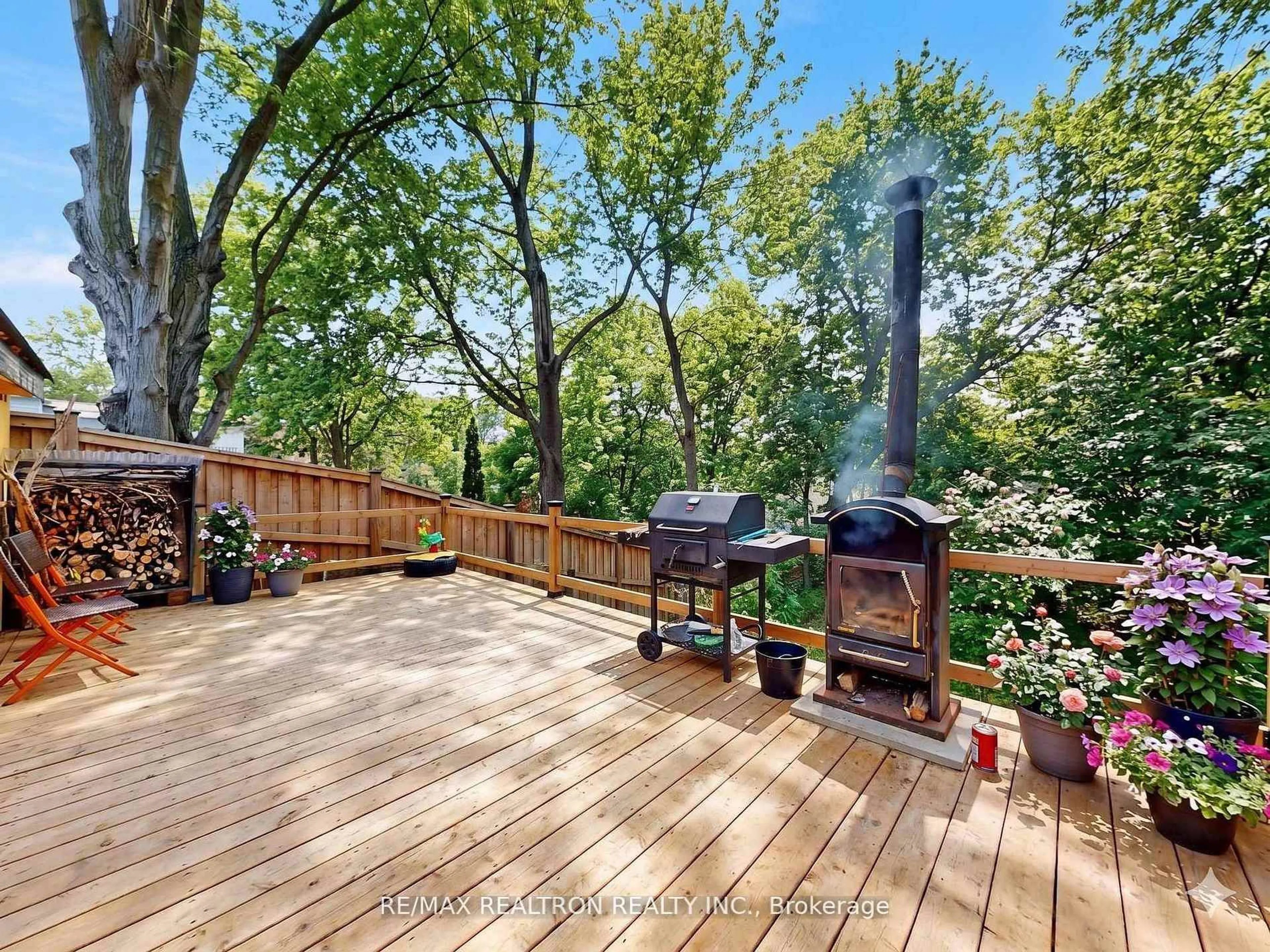 Patio, forest/trees view for 757 Srigley St, Newmarket Ontario L3Y 1X6