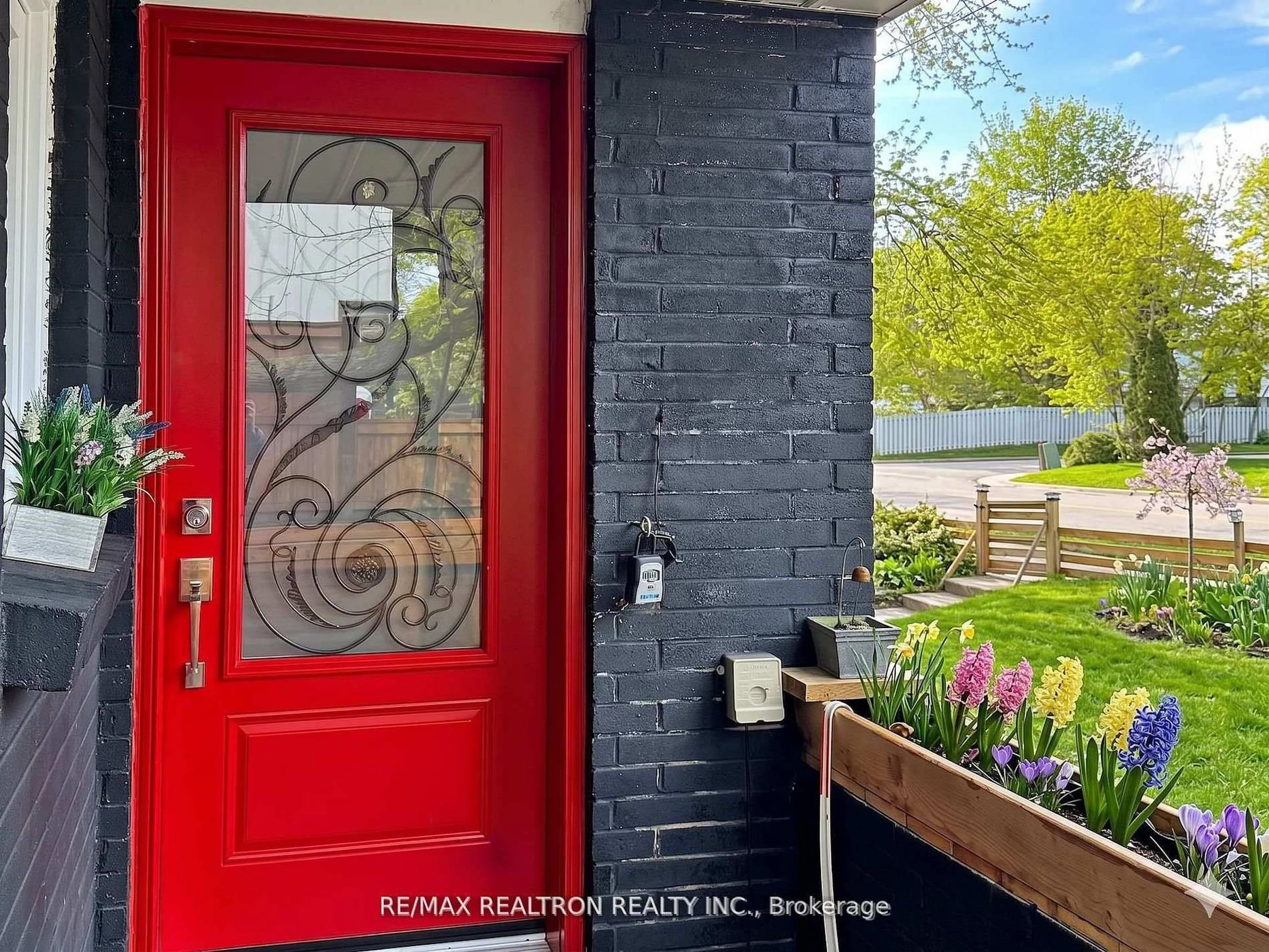 Indoor entryway for 757 Srigley St, Newmarket Ontario L3Y 1X6