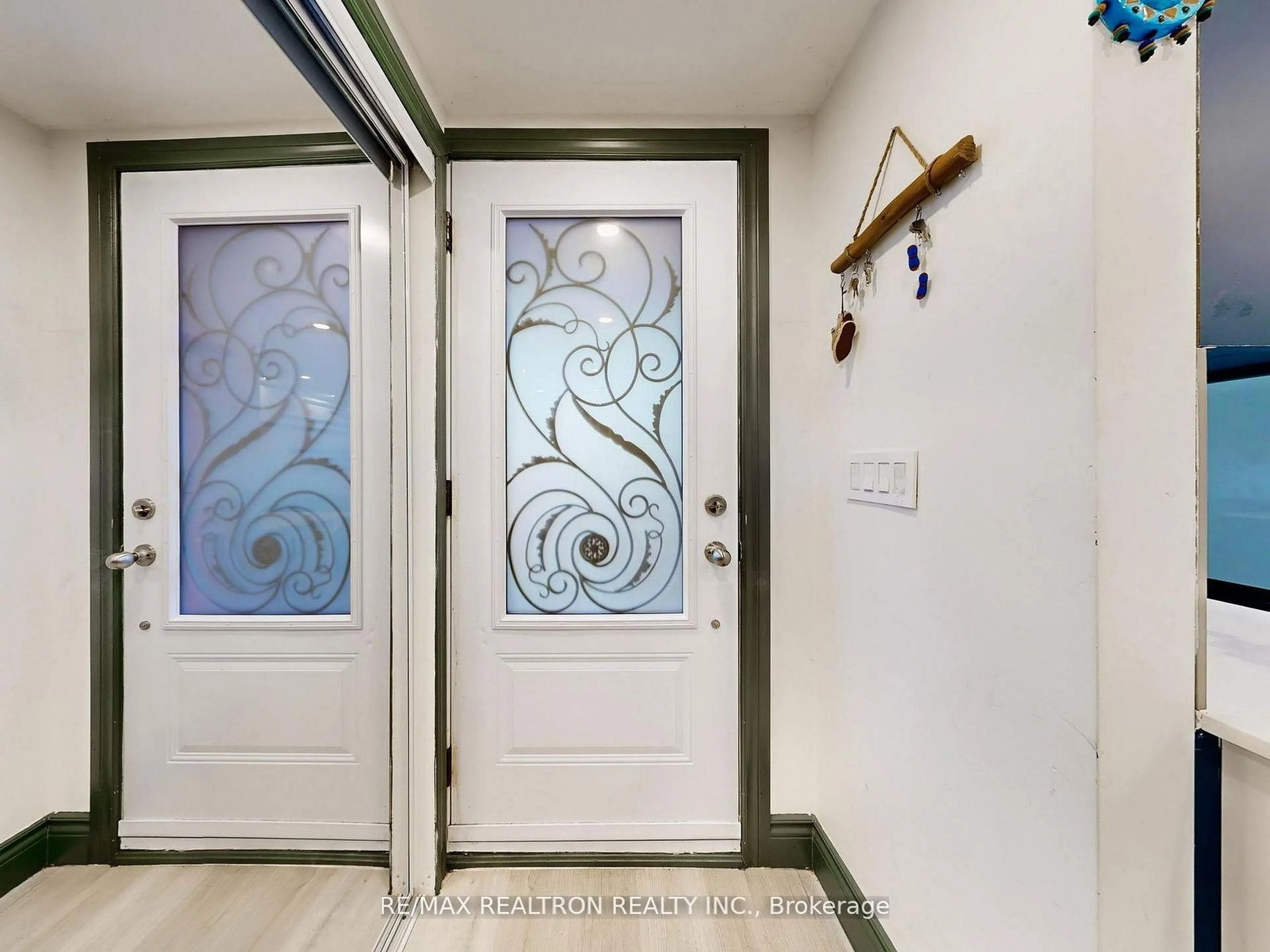 Indoor entryway for 757 Srigley St, Newmarket Ontario L3Y 1X6