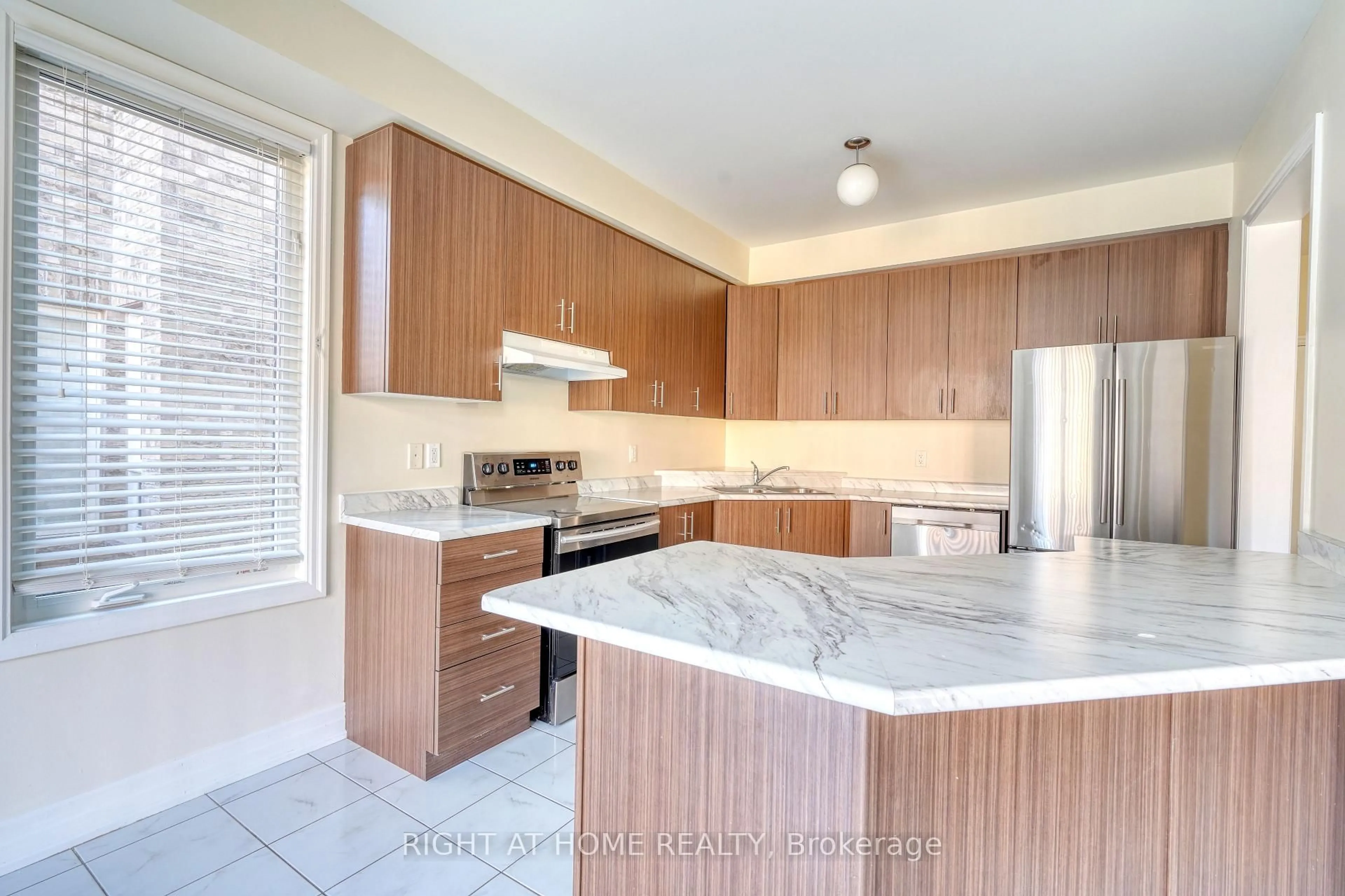 Unknown for 17 Mercury Ave, Georgina Ontario L4P 0H1