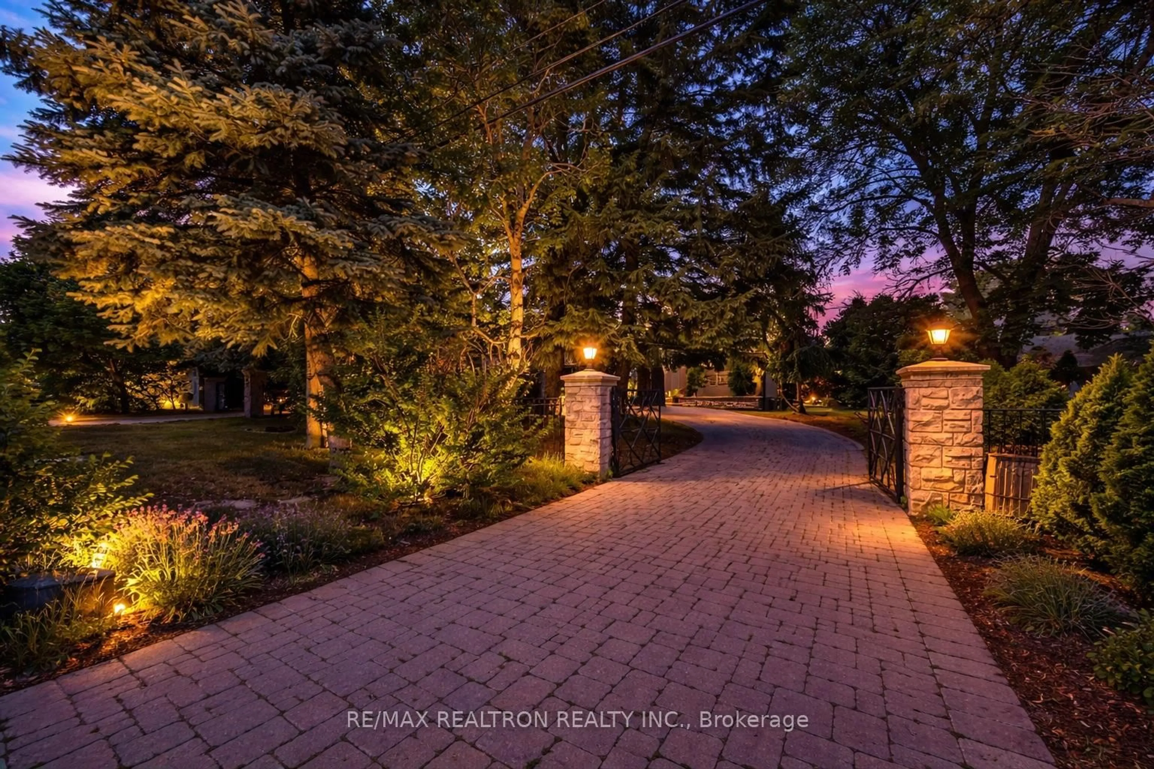 Unknown for 318 Centre St, Vaughan Ontario L4J 1G7