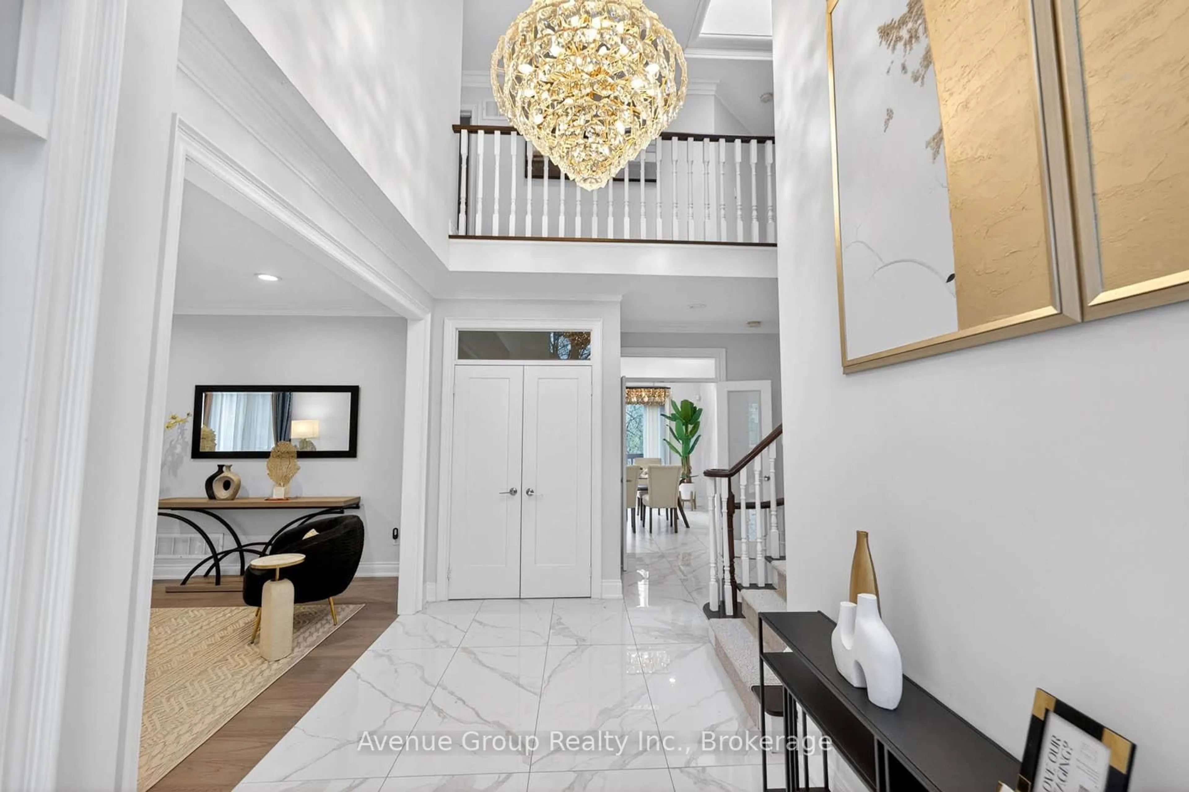 Indoor foyer for 21 Palace Crt, Richmond Hill Ontario L4B 4C3