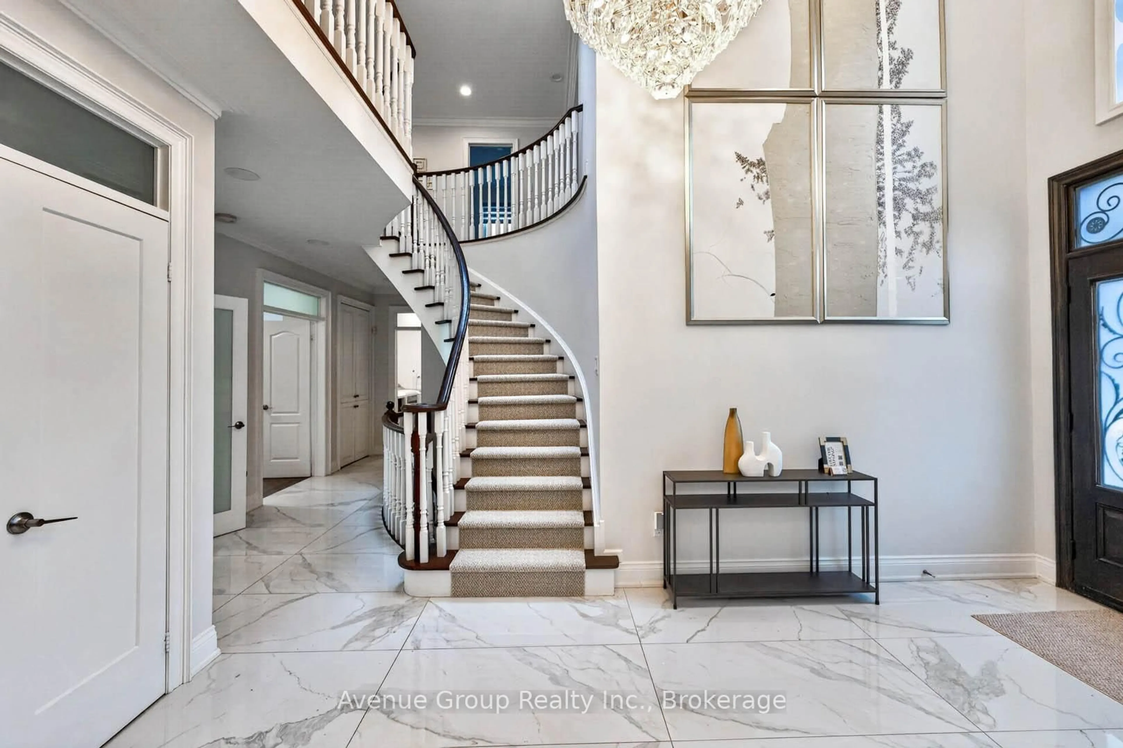 Indoor foyer for 21 Palace Crt, Richmond Hill Ontario L4B 4C3