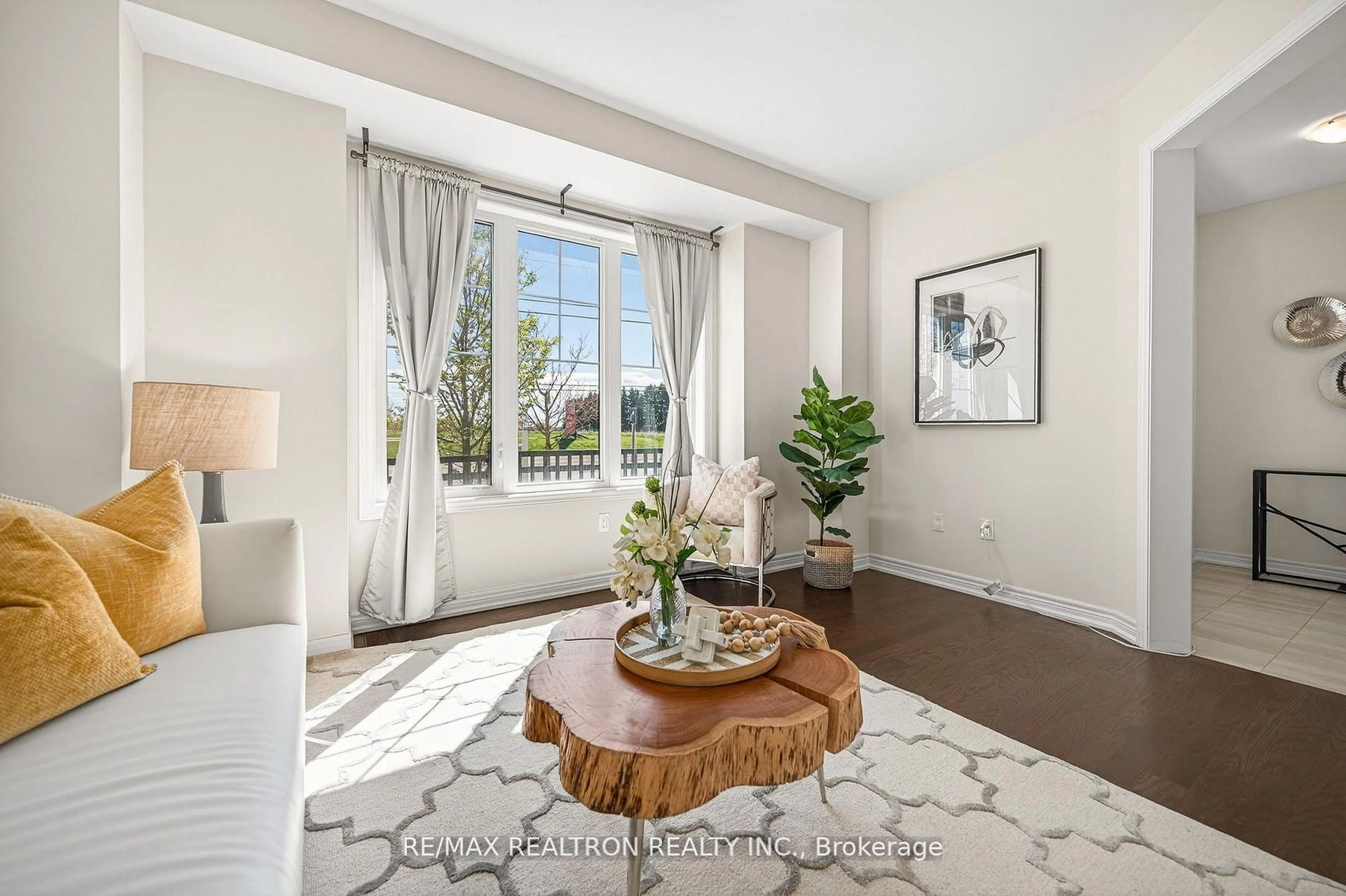Living room with furniture, unknown for 19852 Leslie St, East Gwillimbury Ontario L9N 0N5