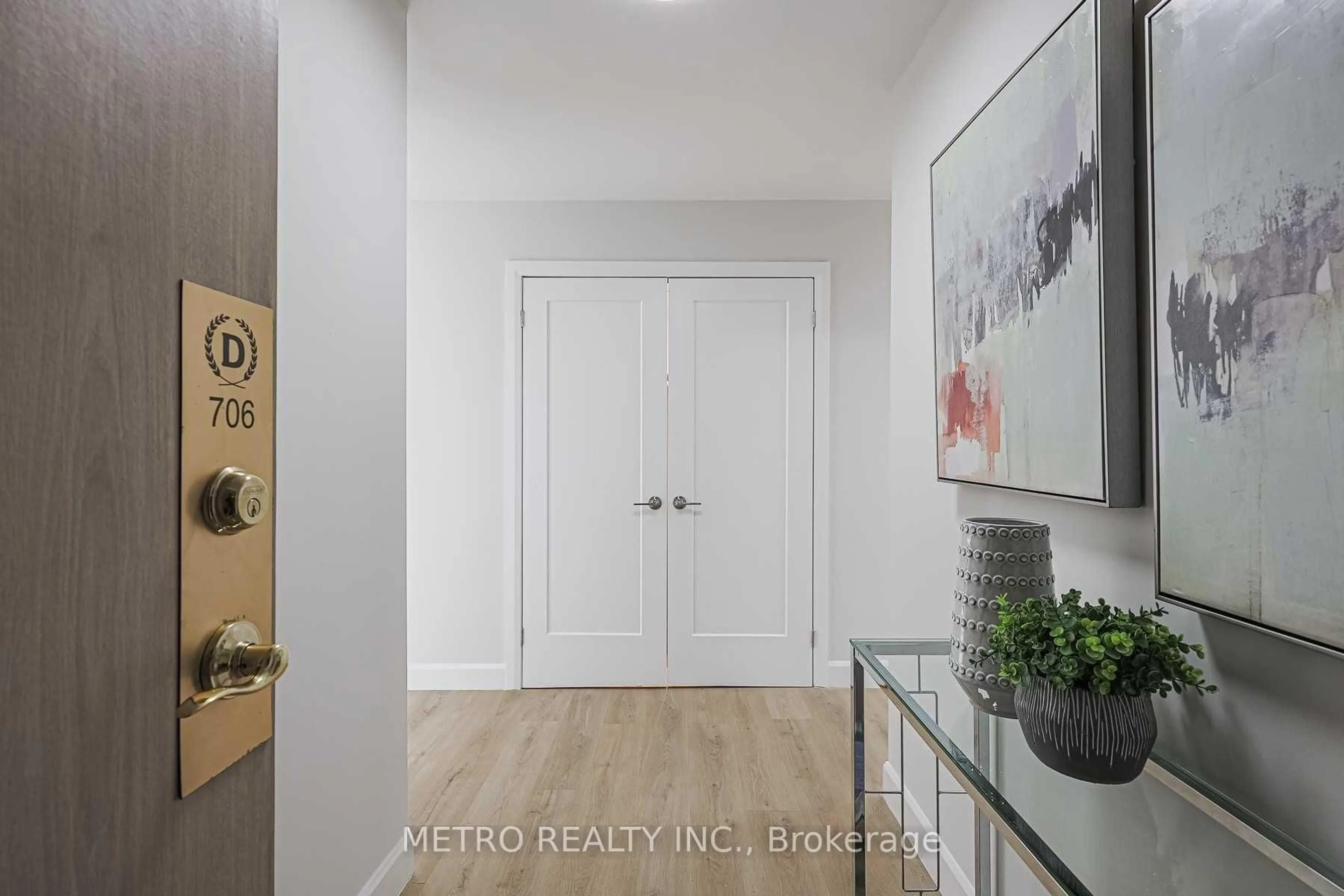 Indoor entryway for 30 Harding Blvd #706, Richmond Hill Ontario L4C 1S8