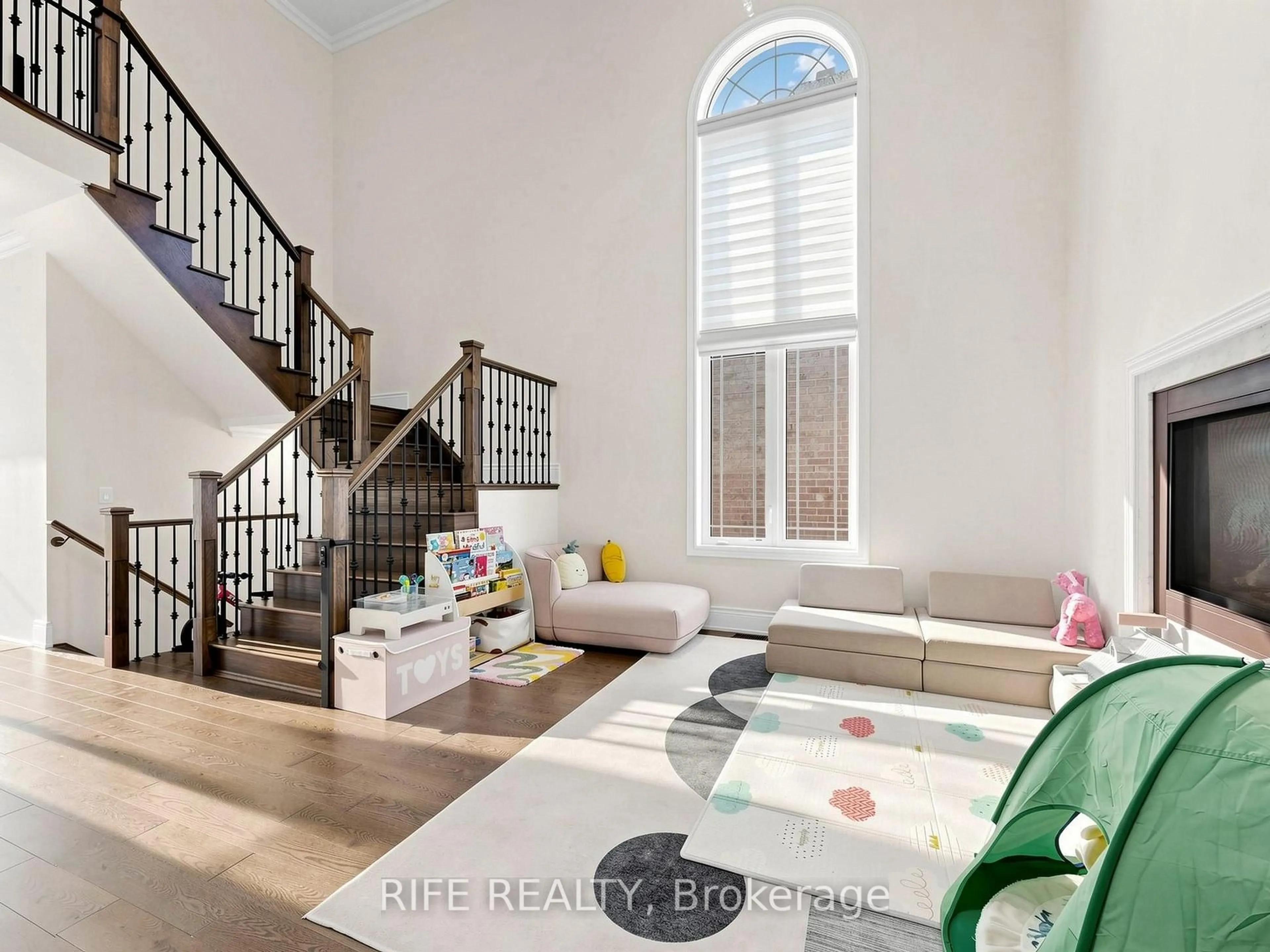 Indoor entryway for 18 Rossini Dr, Richmond Hill Ontario L4E 0R5