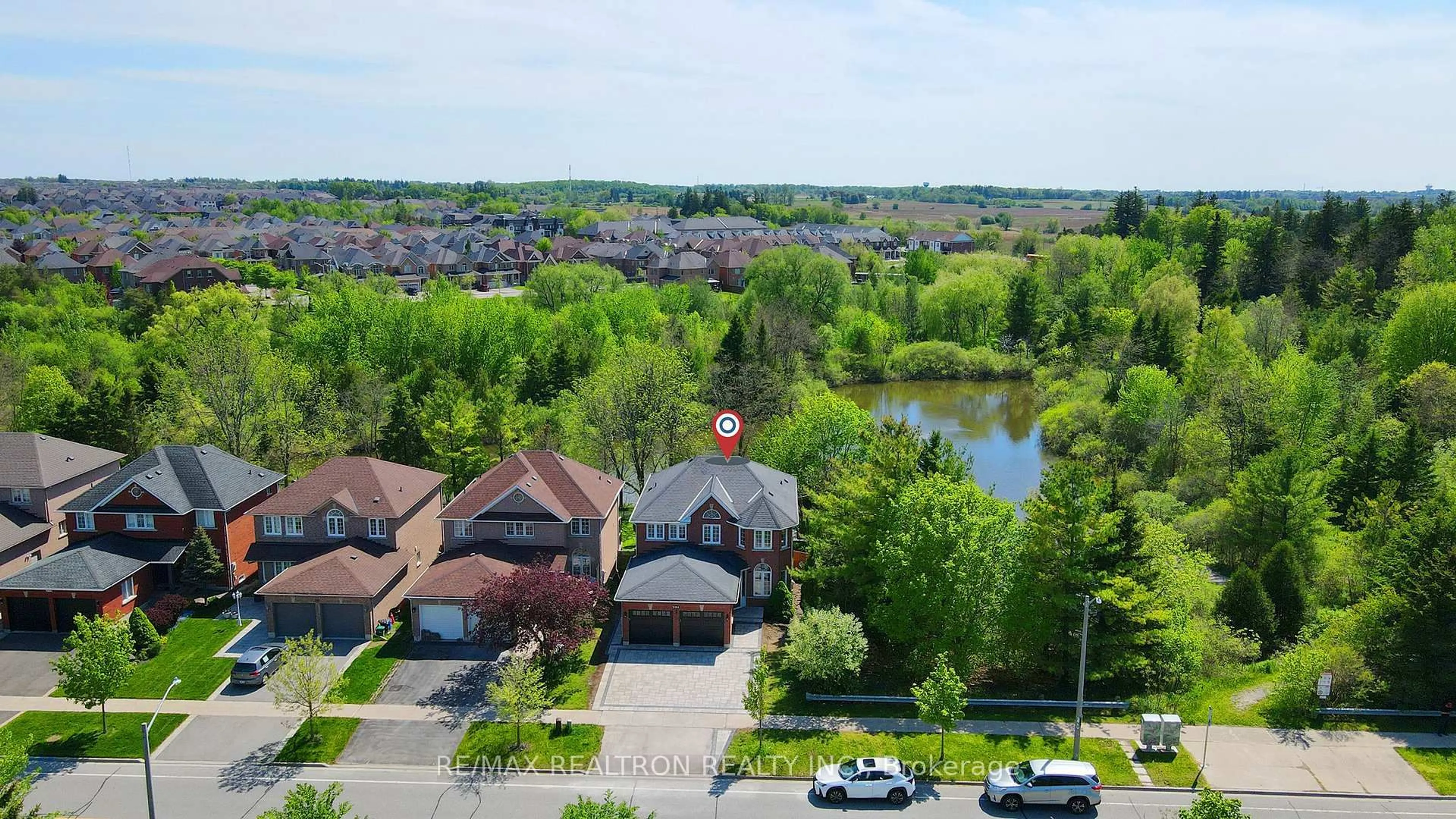 A pic from outside/outdoor area/front of a property/back of a property/a pic from drone, water/lake/river/ocean view for 221 Humberland Dr, Richmond Hill Ontario L4E 3T3