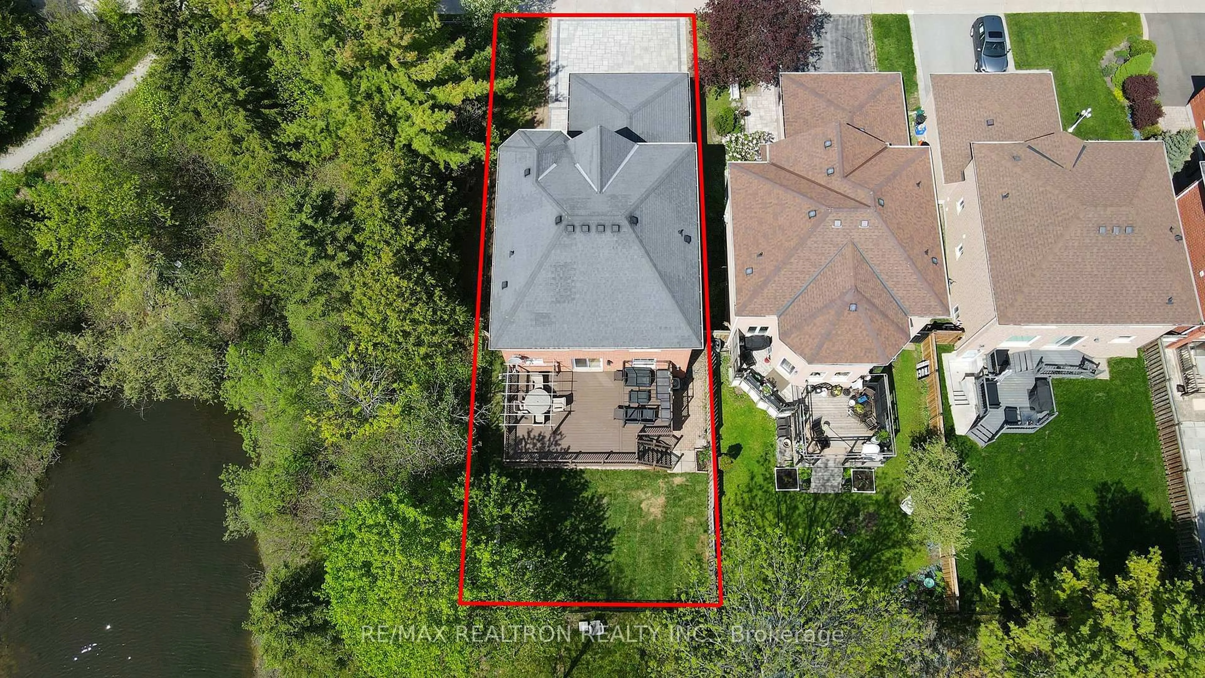 A pic from outside/outdoor area/front of a property/back of a property/a pic from drone, street for 221 Humberland Dr, Richmond Hill Ontario L4E 3T3