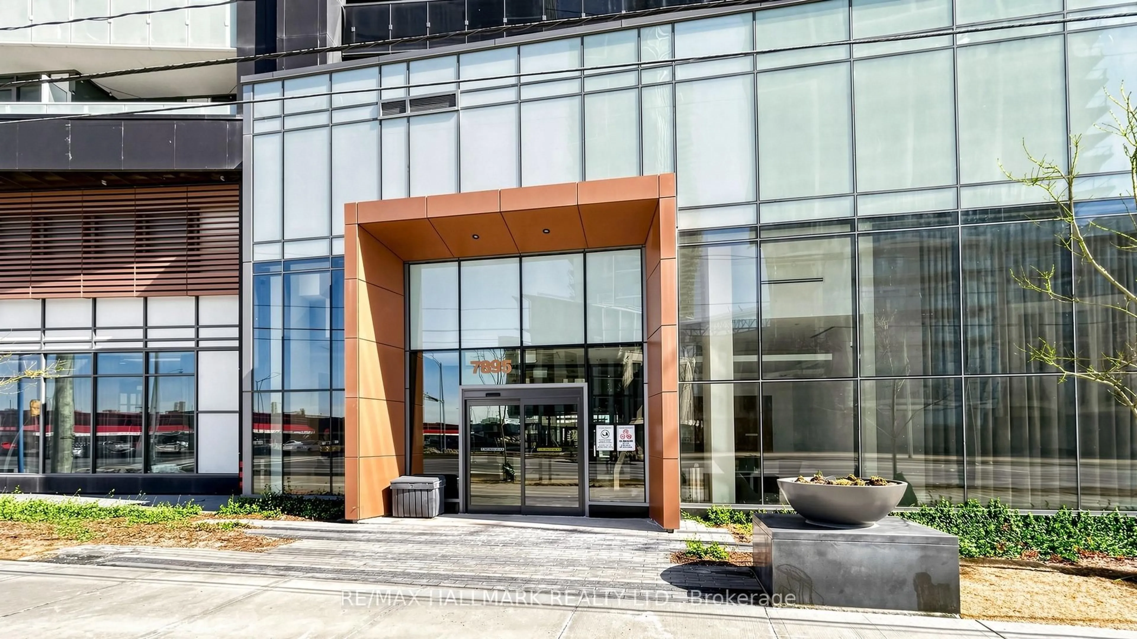 Indoor foyer for 7895 Jane St #702, Vaughan Ontario L4K 2M7