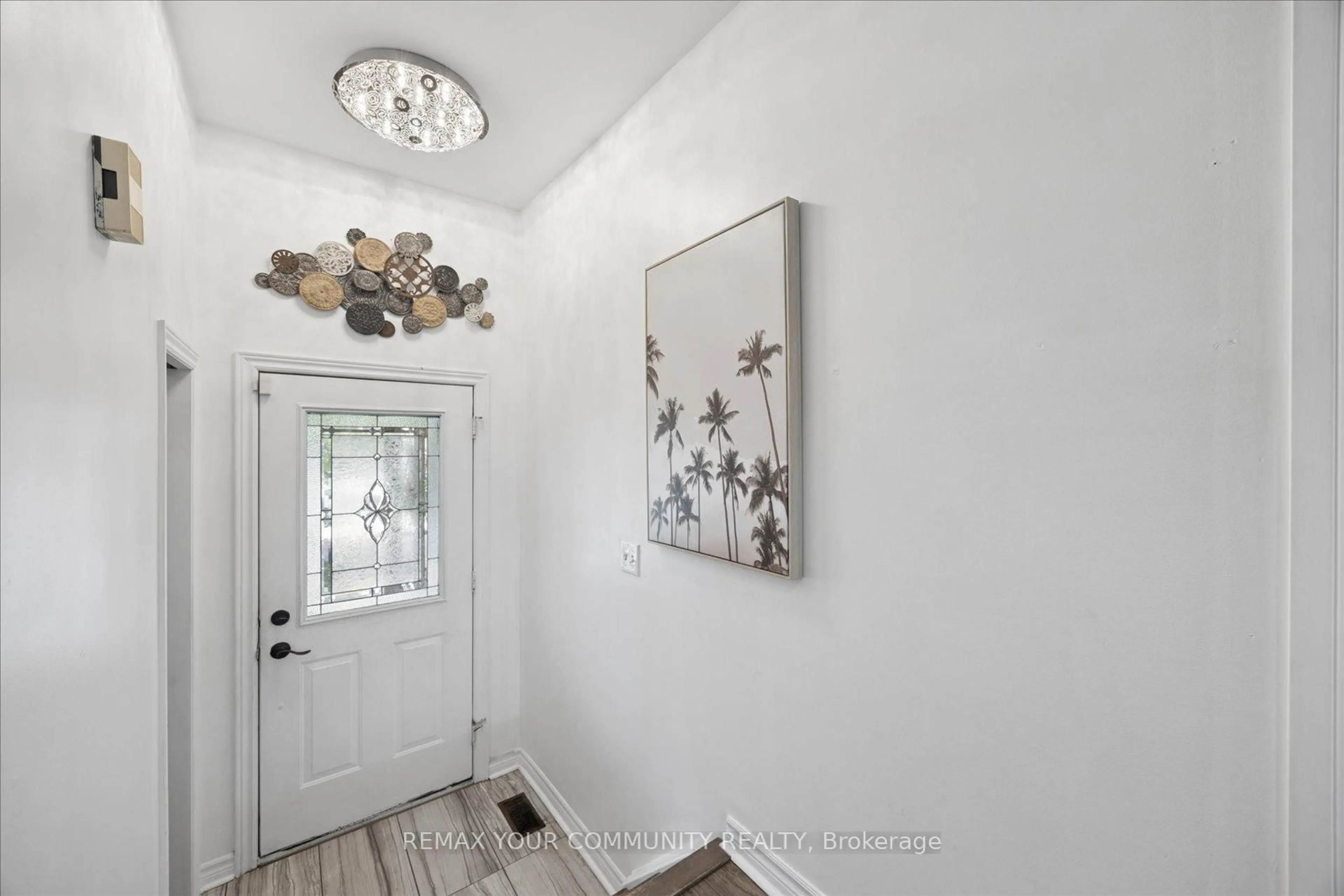 Indoor entryway for 23 Breeze Dr, Bradford West Gwillimbury Ontario L3Z 3A6