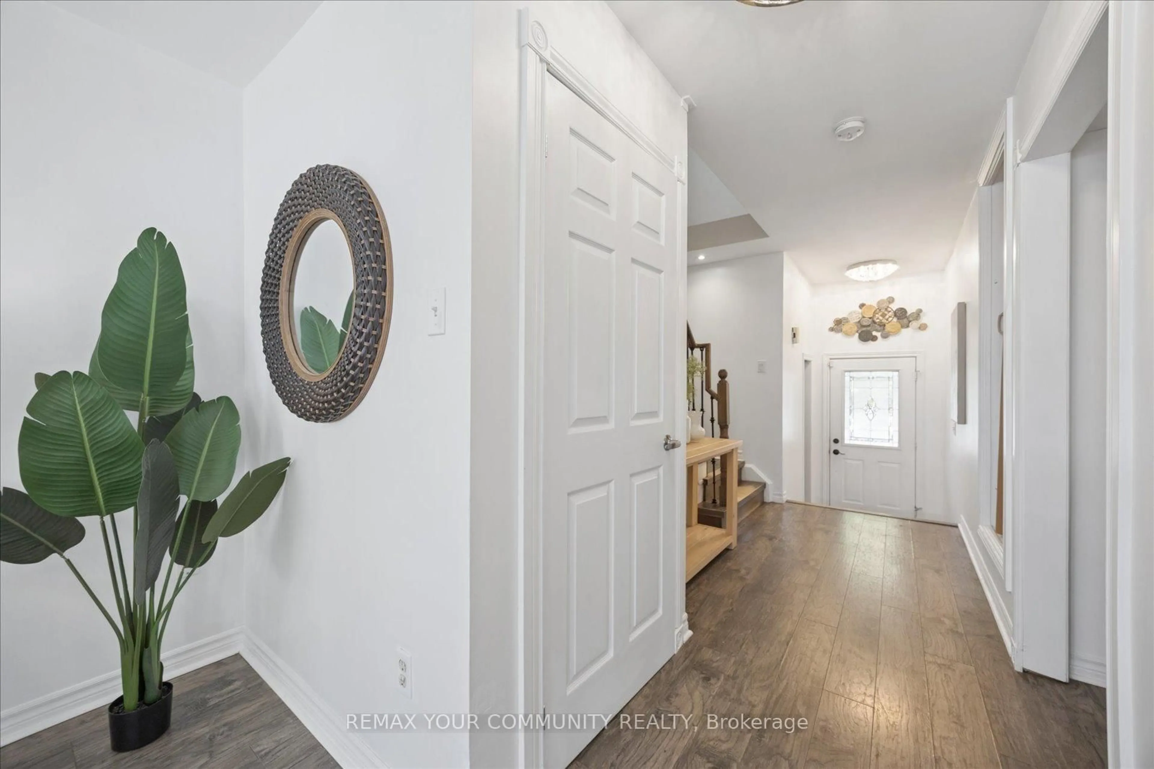Indoor entryway for 23 Breeze Dr, Bradford West Gwillimbury Ontario L3Z 3A6