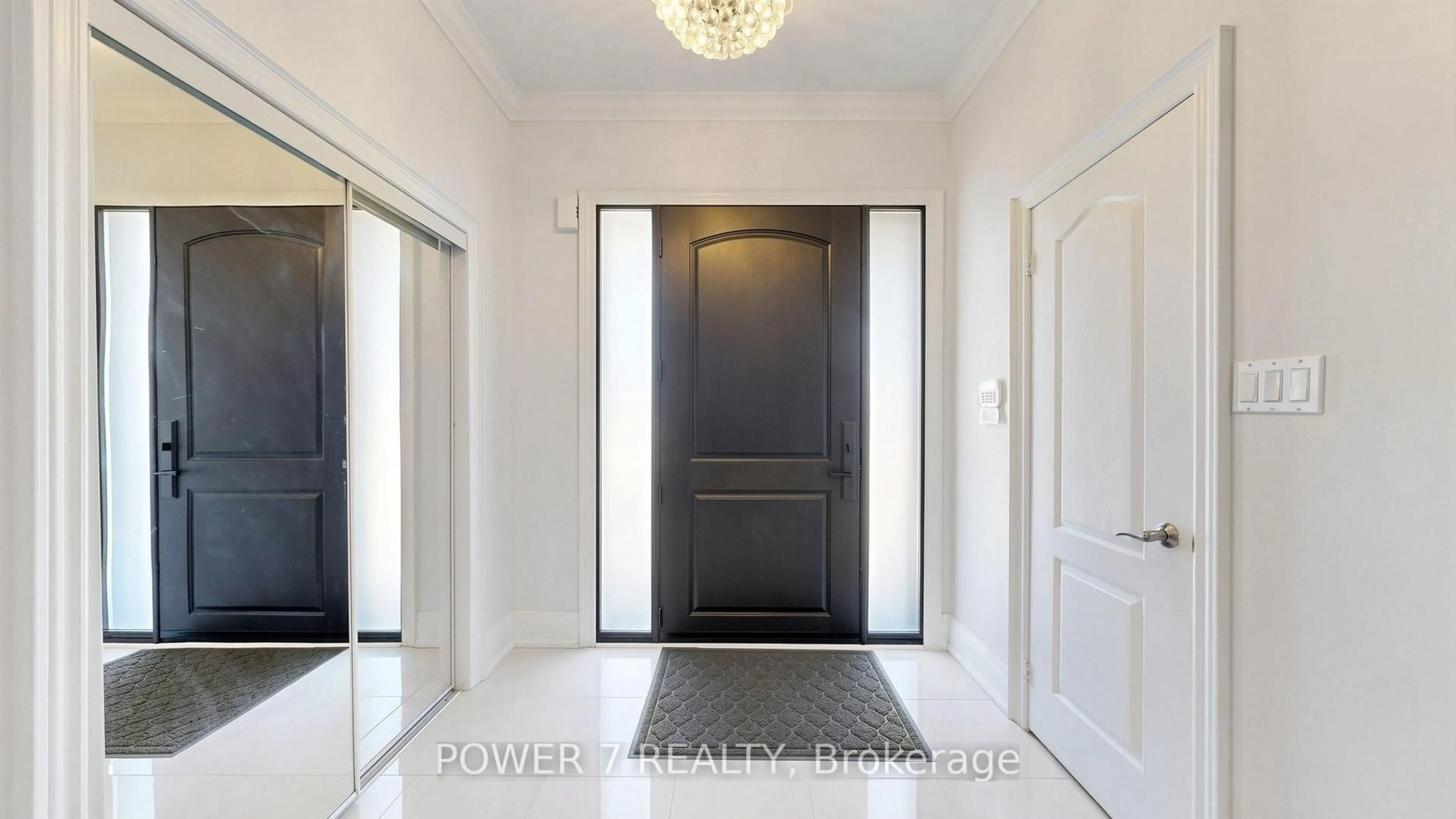 Indoor foyer for 15 Eva Grove Crt, Whitchurch-Stouffville Ontario L4A 0S4