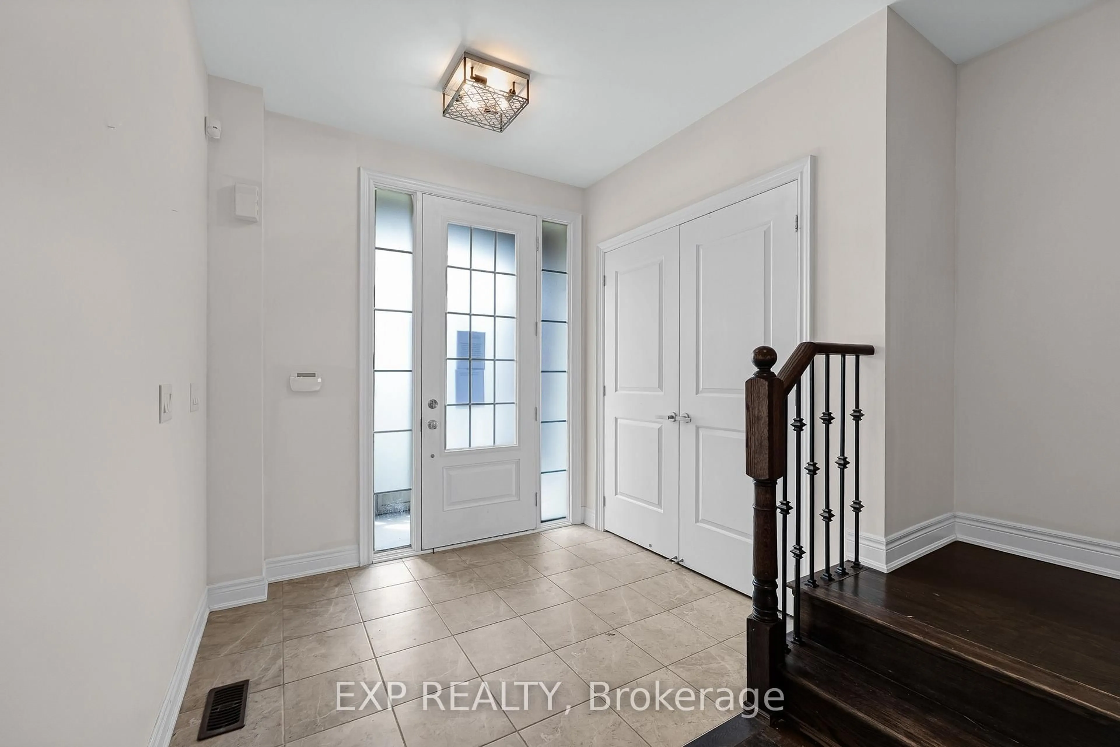 Indoor entryway for 26 Mondial Cres, East Gwillimbury Ontario L9N 0S1