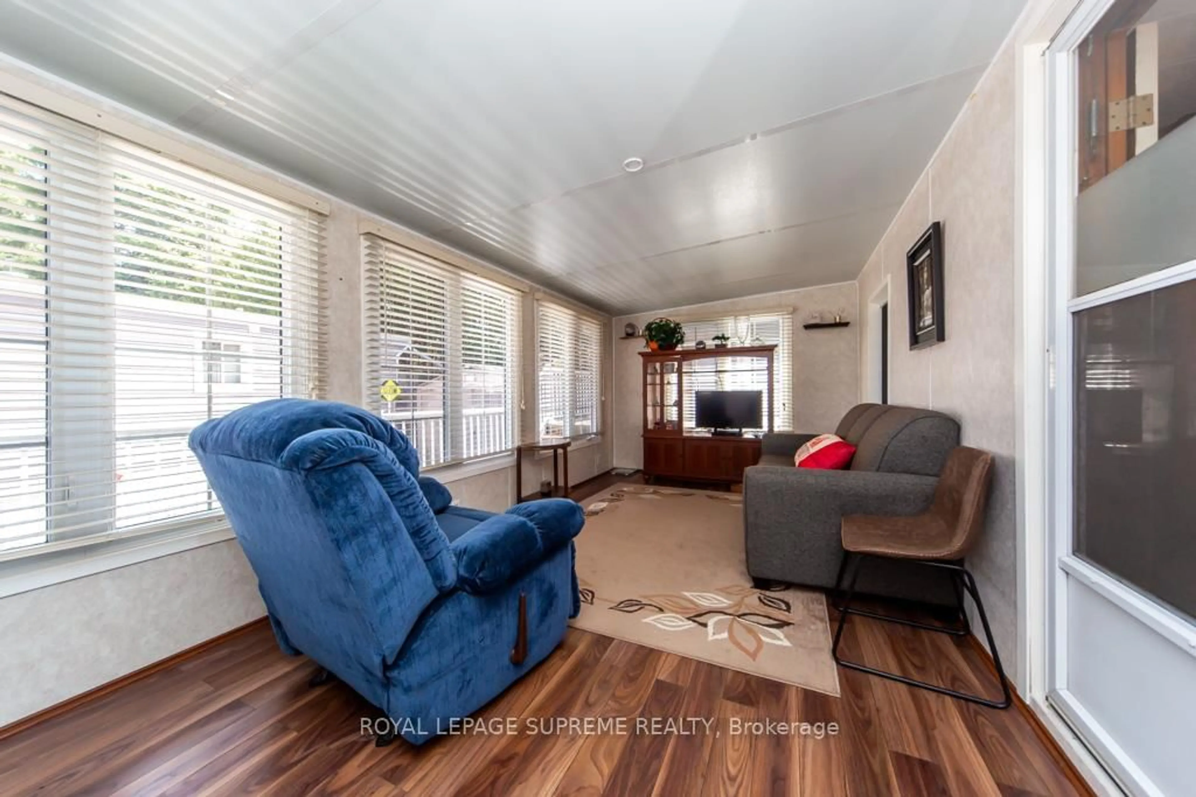 Living room with furniture, wood/laminate floor for 285 Crydermans Rd #333, Georgina Ontario L0E 1A0