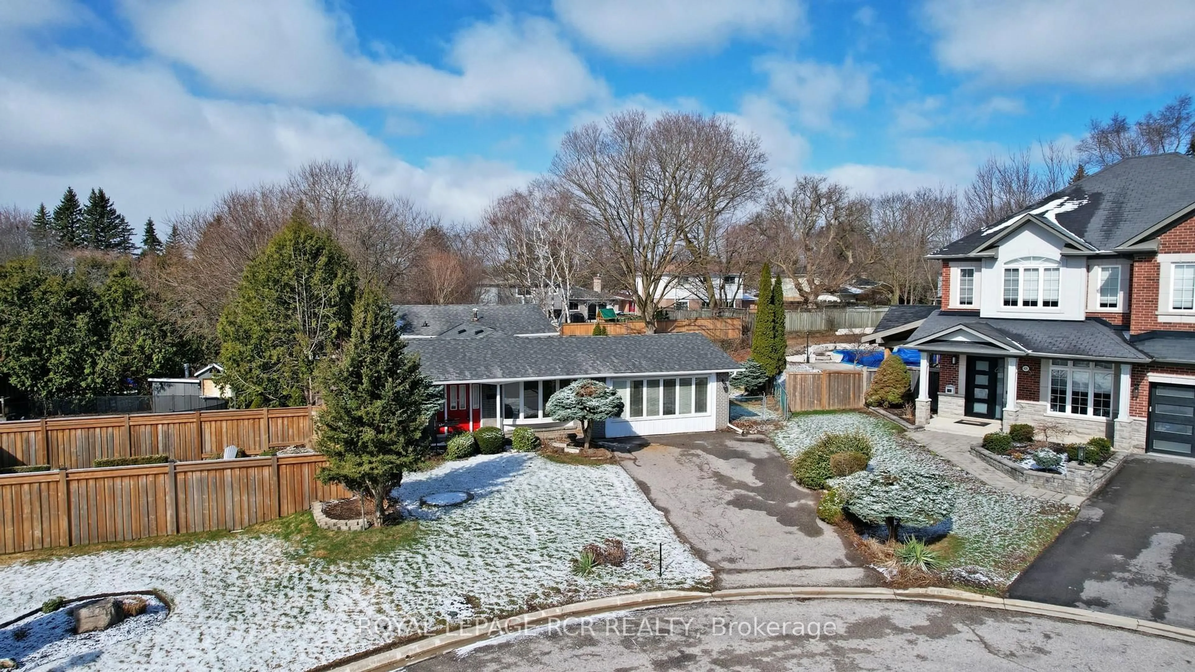A pic from outside/outdoor area/front of a property/back of a property/a pic from drone, unknown for 827 Legge Crt, Newmarket Ontario L3Y 3J1