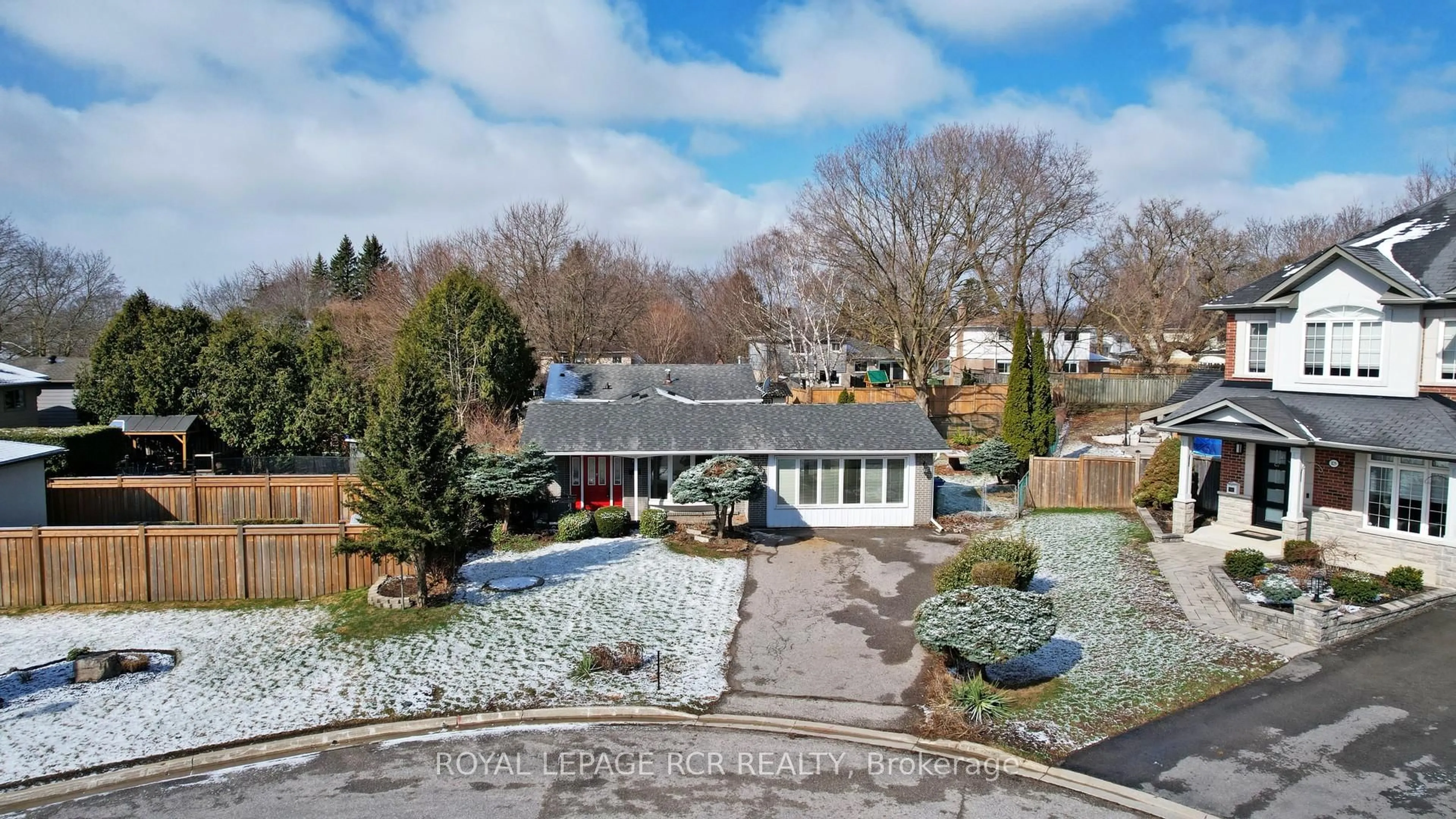 A pic from outside/outdoor area/front of a property/back of a property/a pic from drone, street for 827 Legge Crt, Newmarket Ontario L3Y 3J1