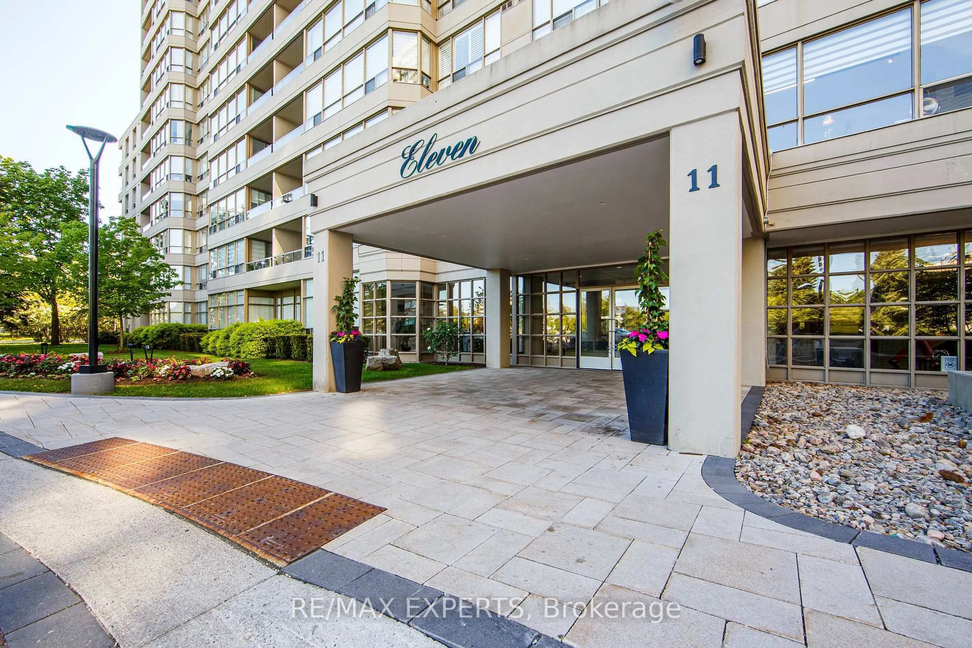 Indoor foyer for 11 Townsgate Dr #1102, Vaughan Ontario L4J 8G4