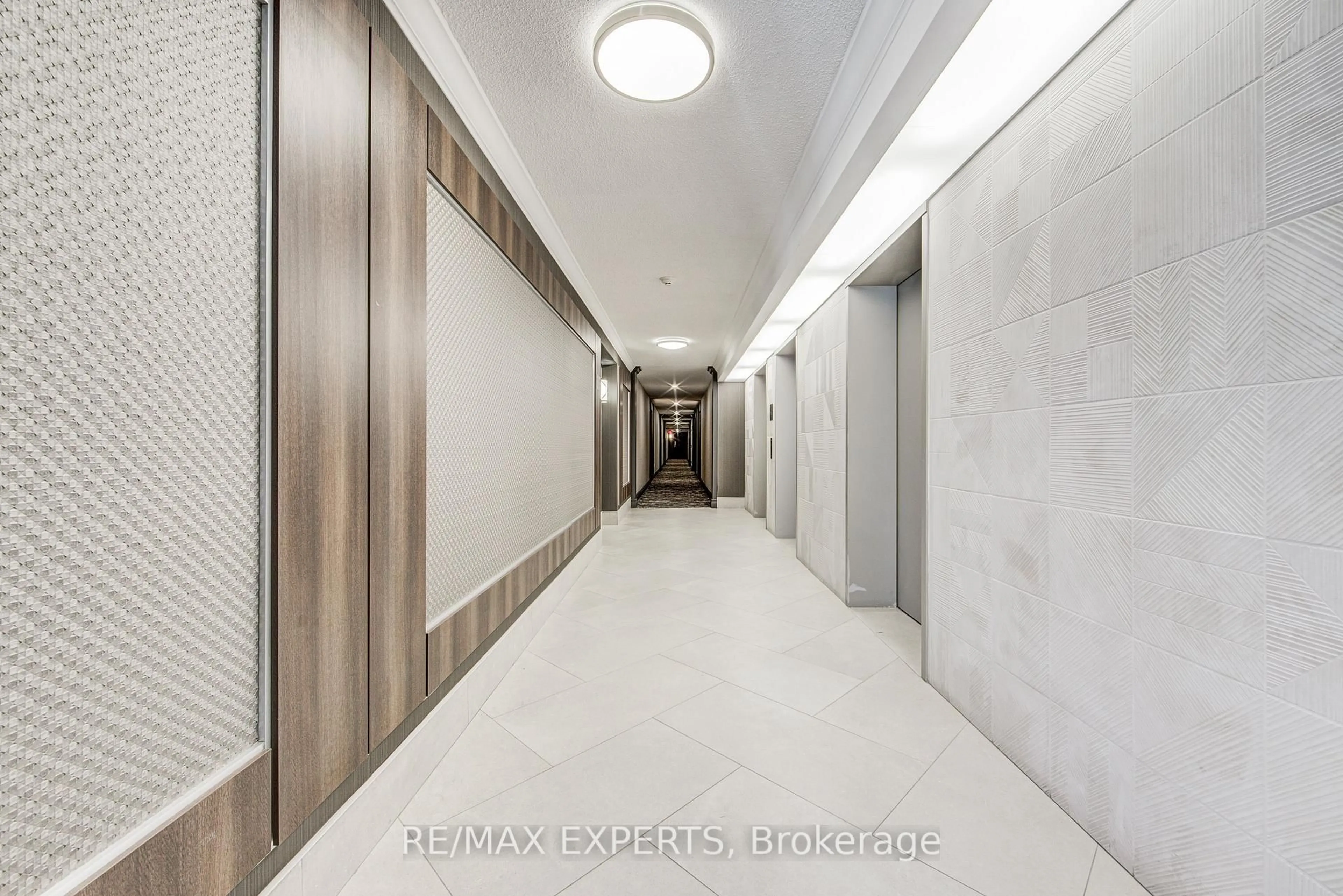 Indoor foyer for 11 Townsgate Dr #1102, Vaughan Ontario L4J 8G4