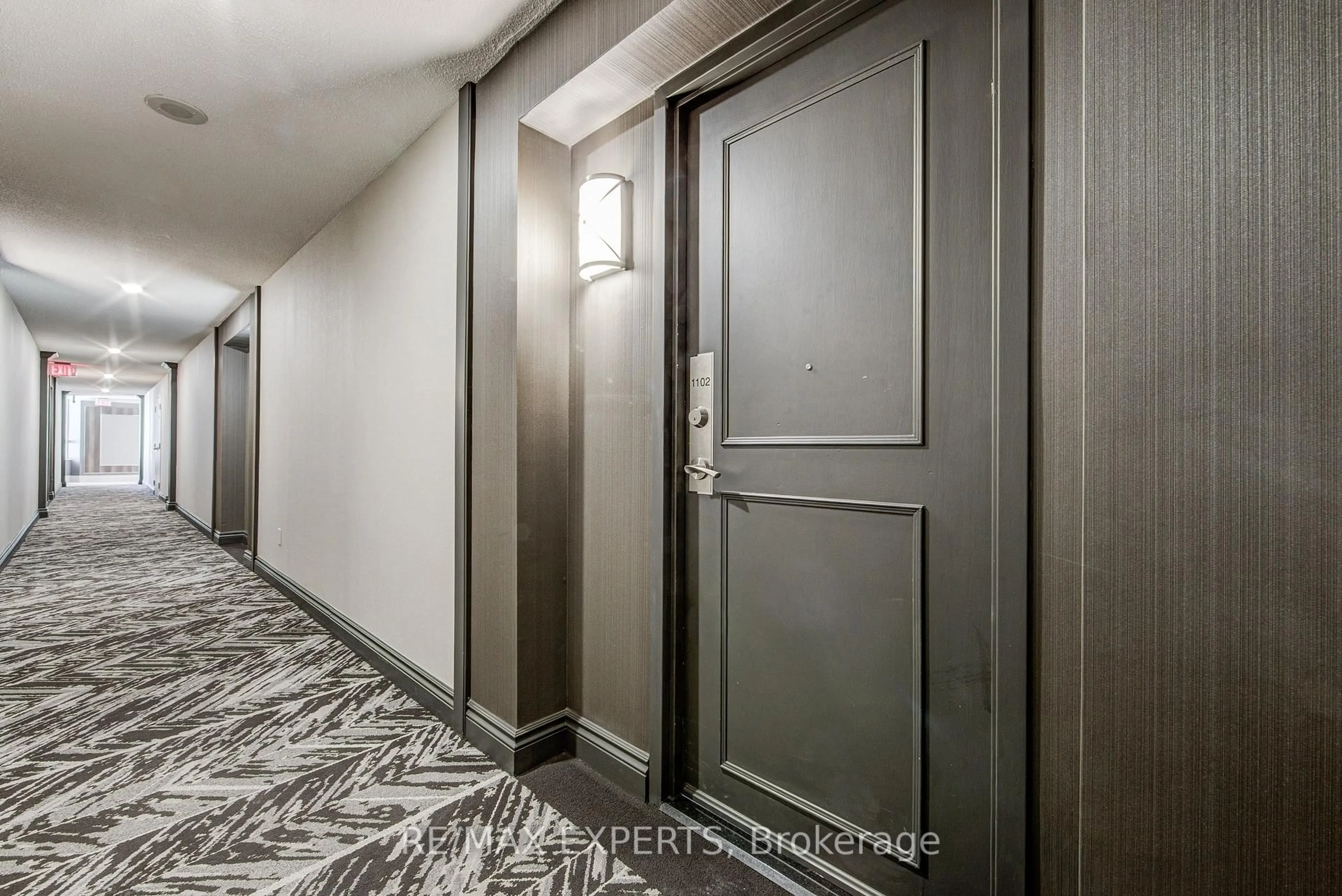 Indoor foyer for 11 Townsgate Dr #1102, Vaughan Ontario L4J 8G4