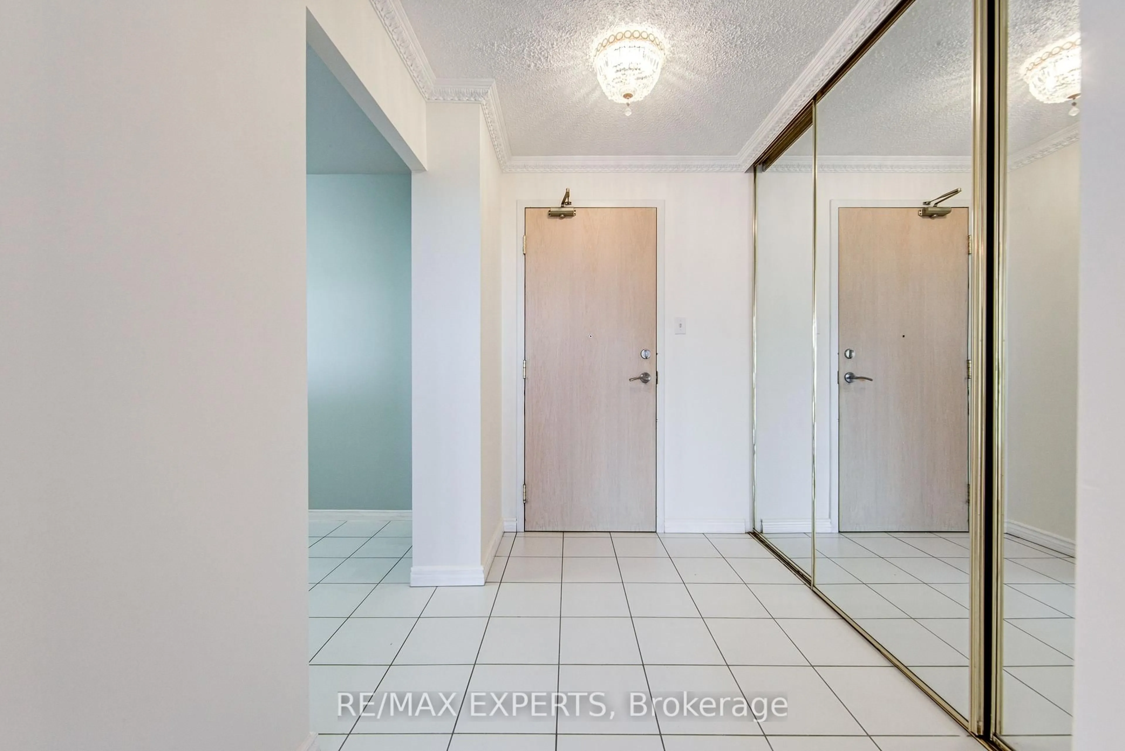 Indoor entryway for 11 Townsgate Dr #1102, Vaughan Ontario L4J 8G4